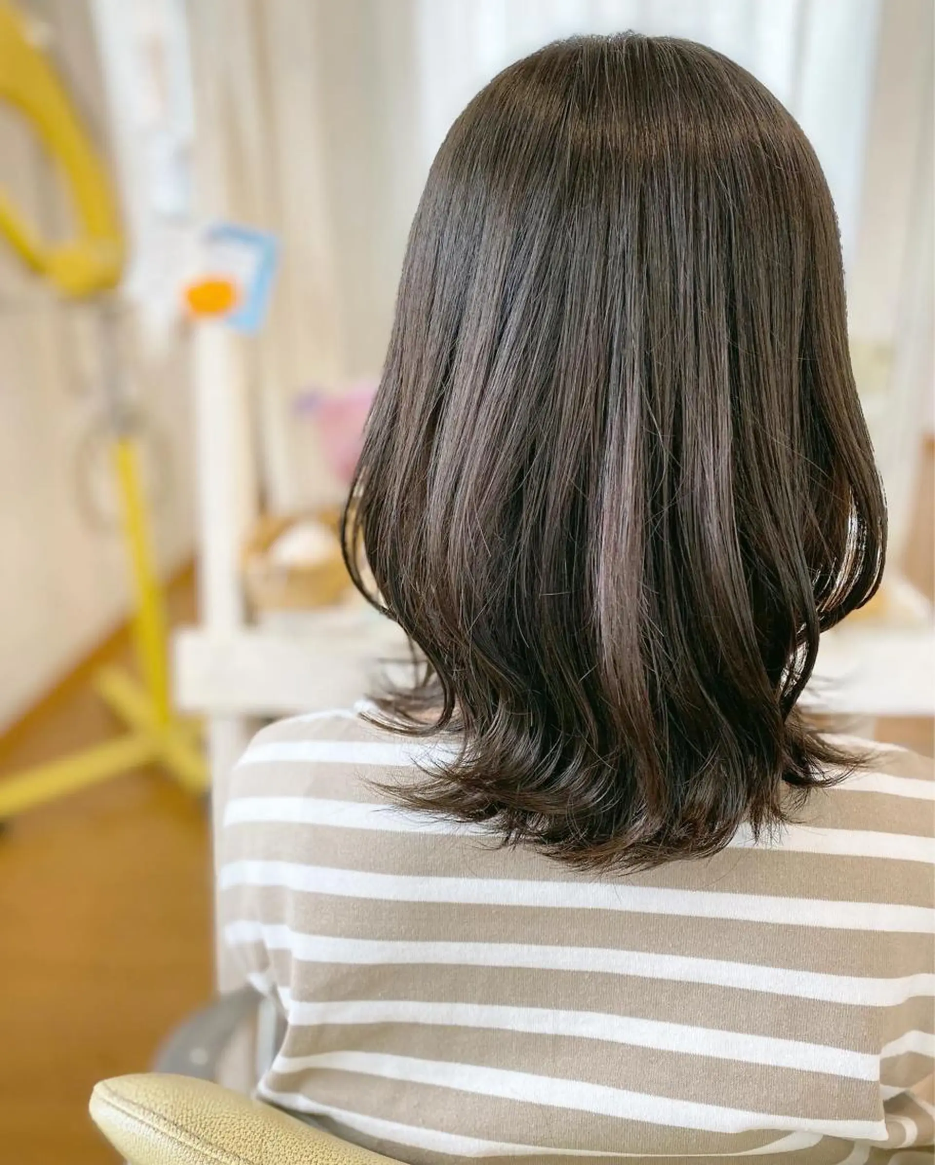 セミロング カラー ベージュカラー オリーブベージュ くびれヘア くびれレイヤー レイヤーカット 荒木 ひろかのヘアスタイル