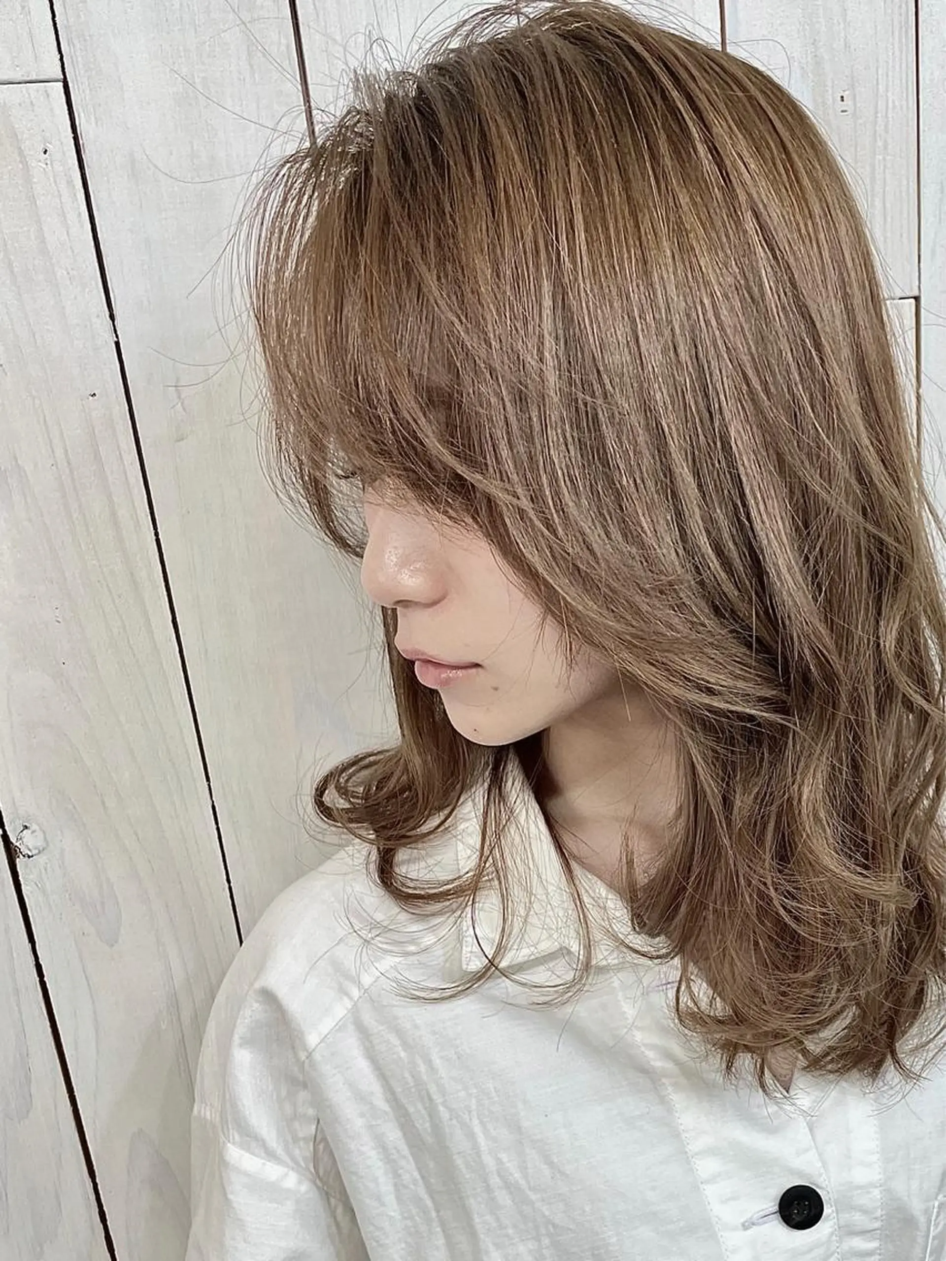 ミディアム カラー パーマ ベージュカラー ミルクティーベージュ レイヤーカット Rowel ローウェルのヘアスタイル