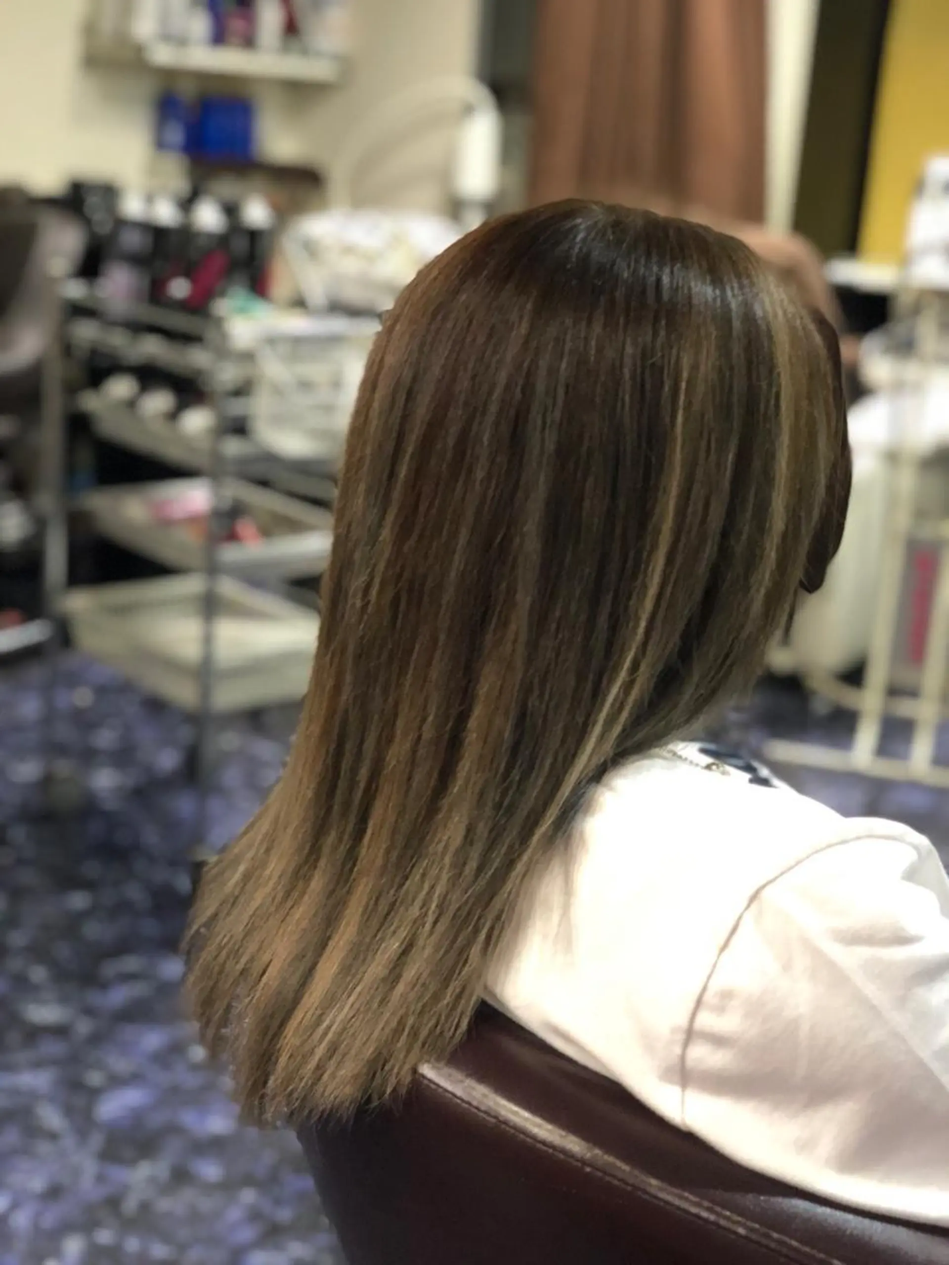 ミディアム カラー アッシュ アッシュグレー バレイヤージュ レイヤーカット vi viのヘアスタイル