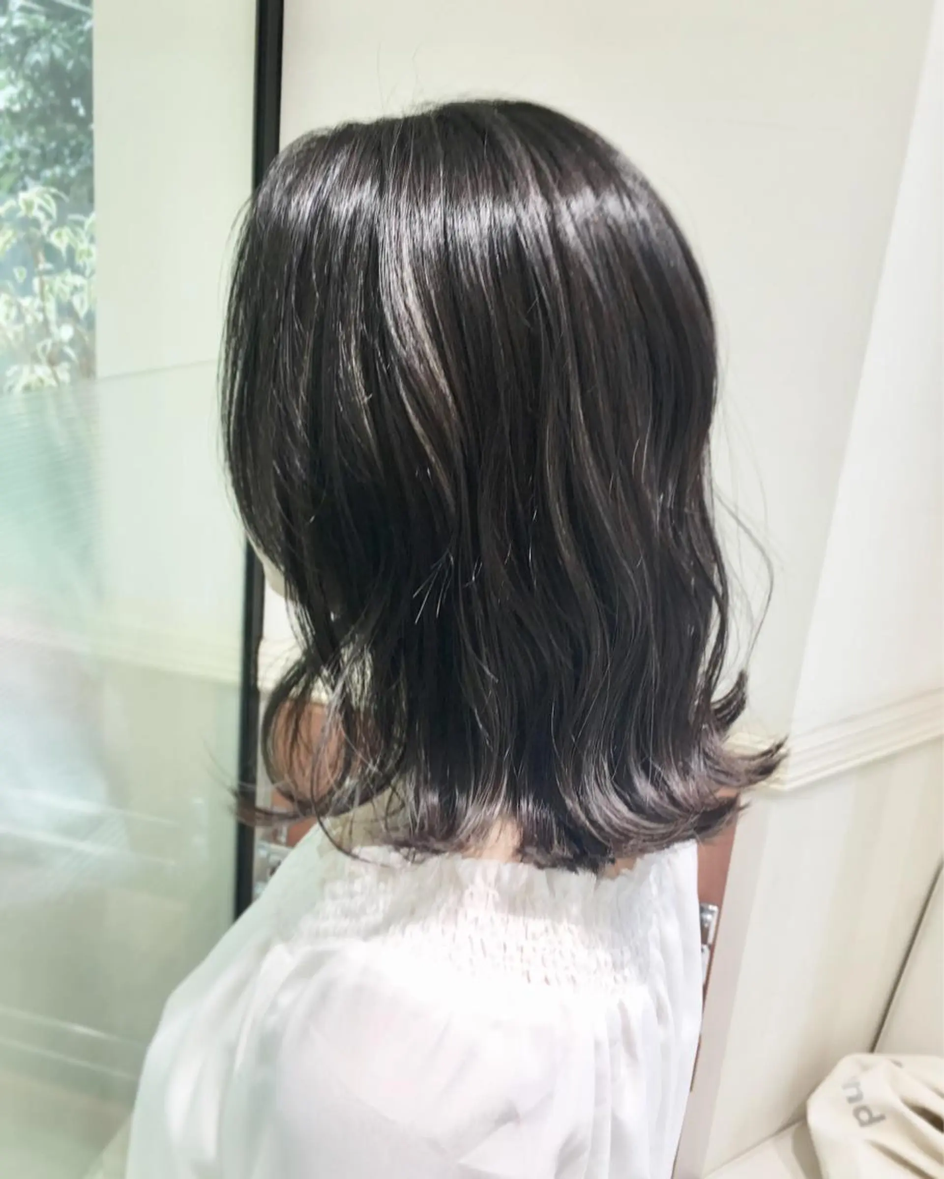 ミディアム カラー グレージュ ハイライトカラー シルバー ハイライト カット ヘアカラー ブリーチ/バレイヤ ージュ川端裕司のヘアスタイル