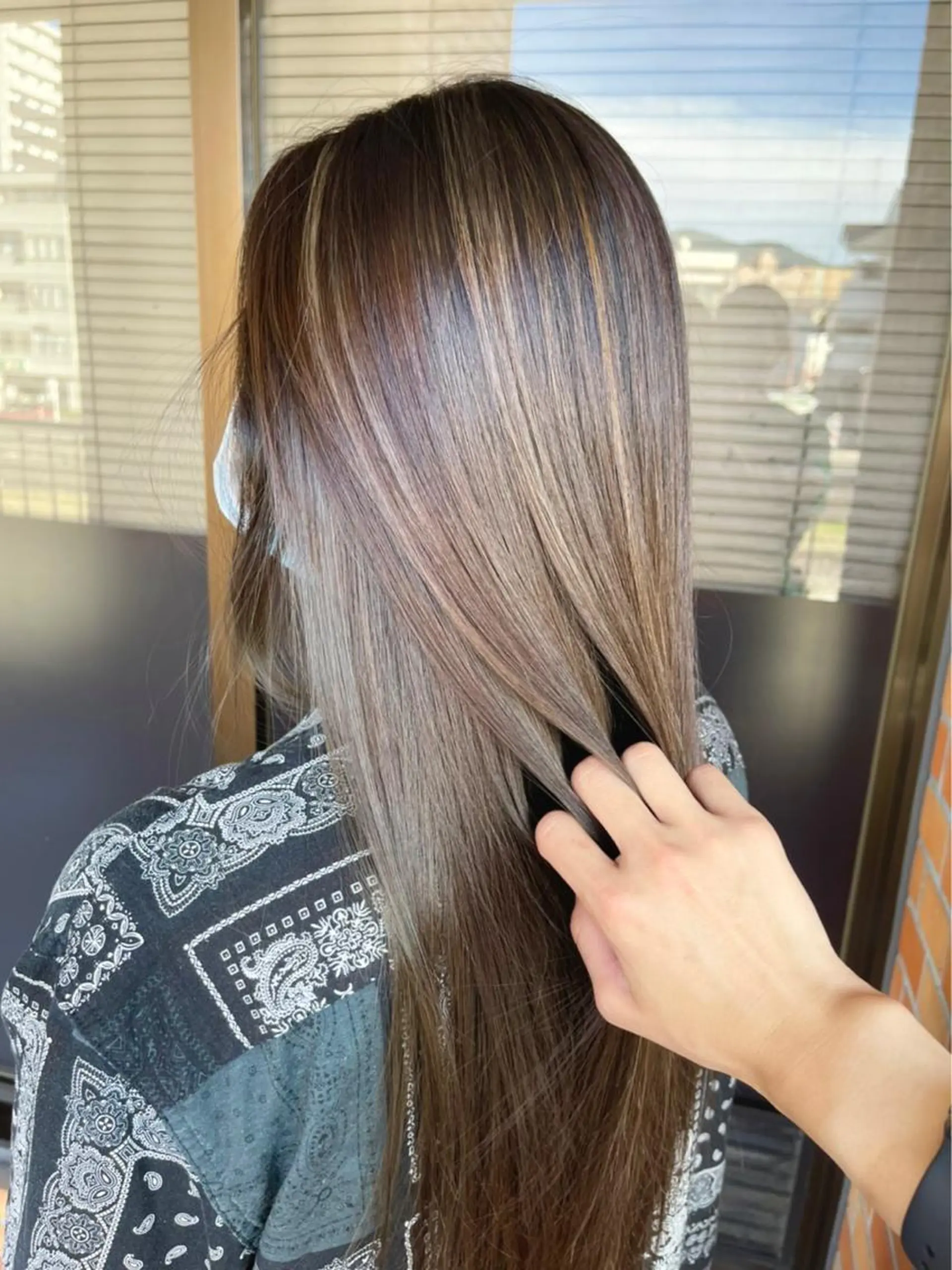 ロング カラー グレージュ ハイライトカラー ハイライト ヘアカラー トリートメント ヘッドスパ カラースペシャリスト しょう🧑🏼‍🎨のヘアスタイル