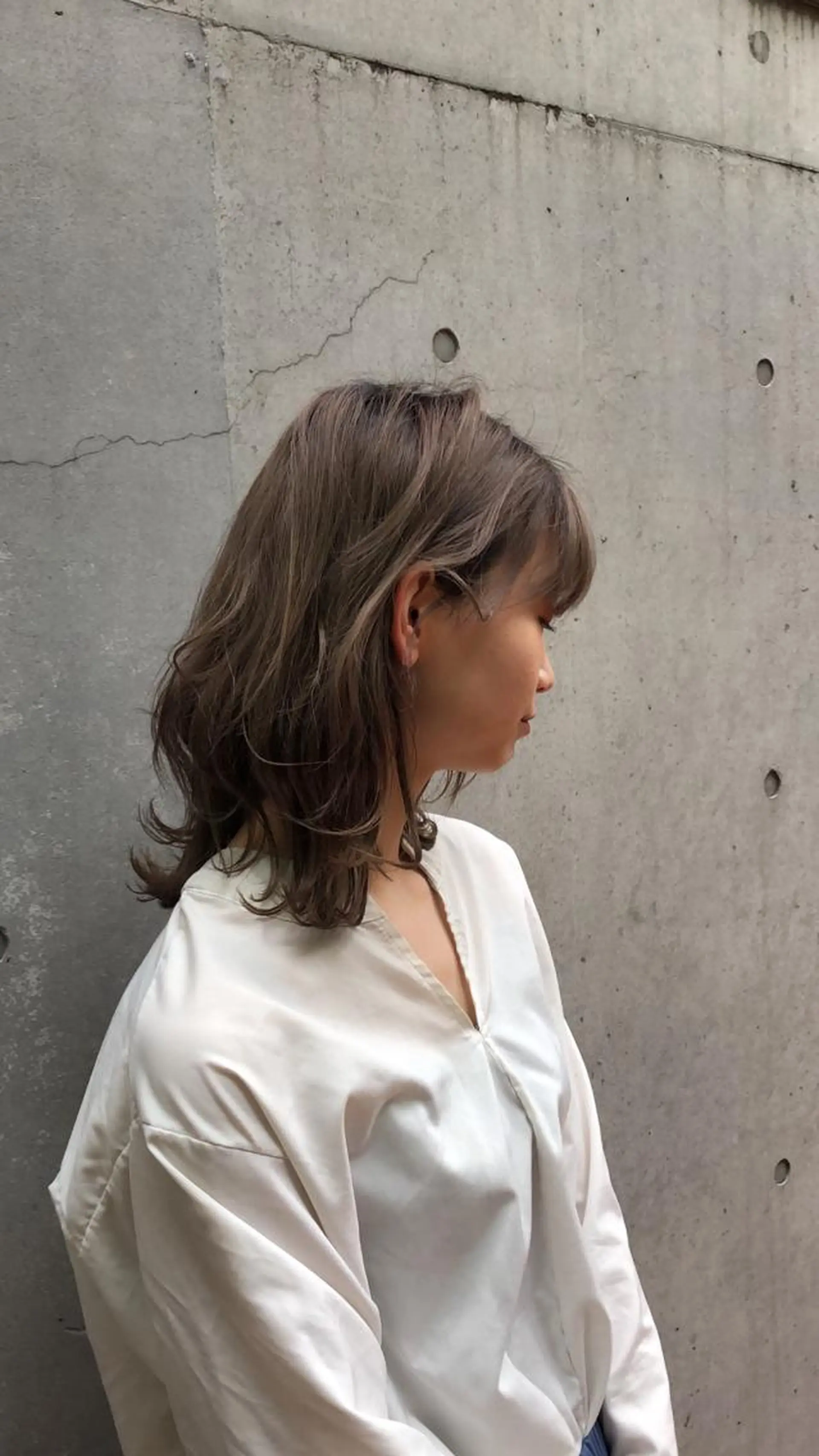 セミロング カラー ブリーチ グレージュ ミルクティーグレージュ GIEN 末吉 海斗のヘアスタイル