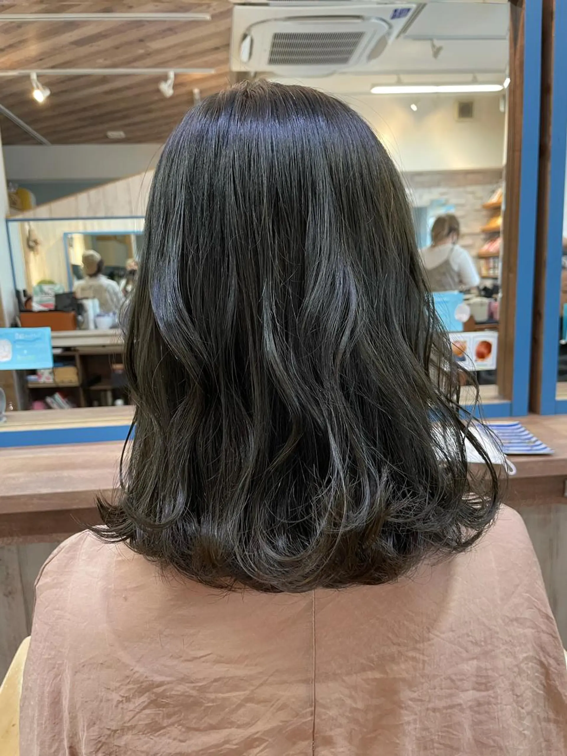 ミディアム カラー ブリーチ ブリーチなしカラー オリーブカラー 山本 陸央のヘアスタイル