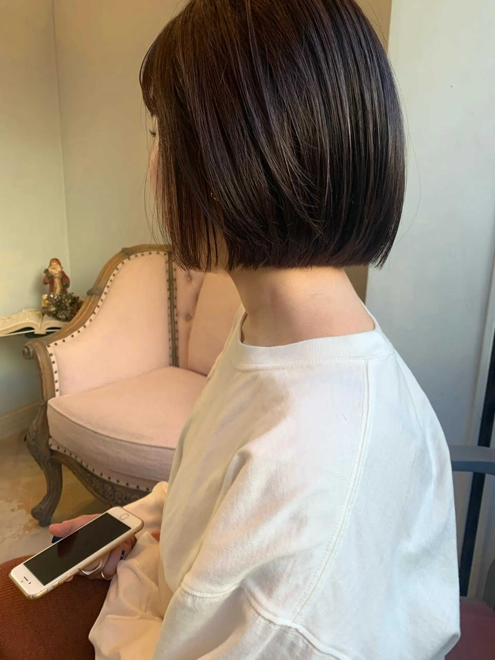 ショート SAKINO． ベージュカラーのヘアスタイル