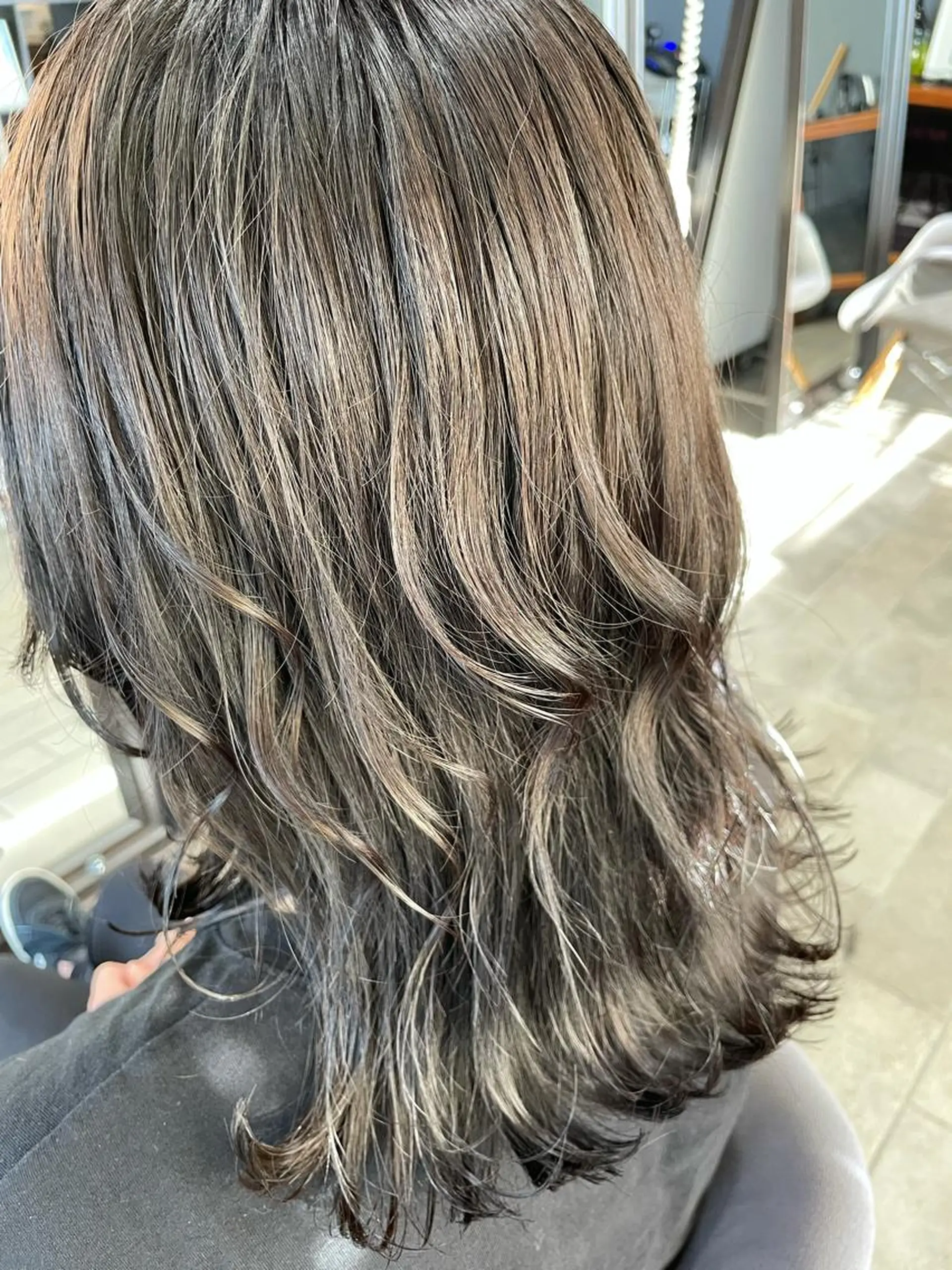 カラー ブリーチ 透明感カラー ダークグレー ダークグレージュ グレージュ lanugo 越打　優のヘアスタイル