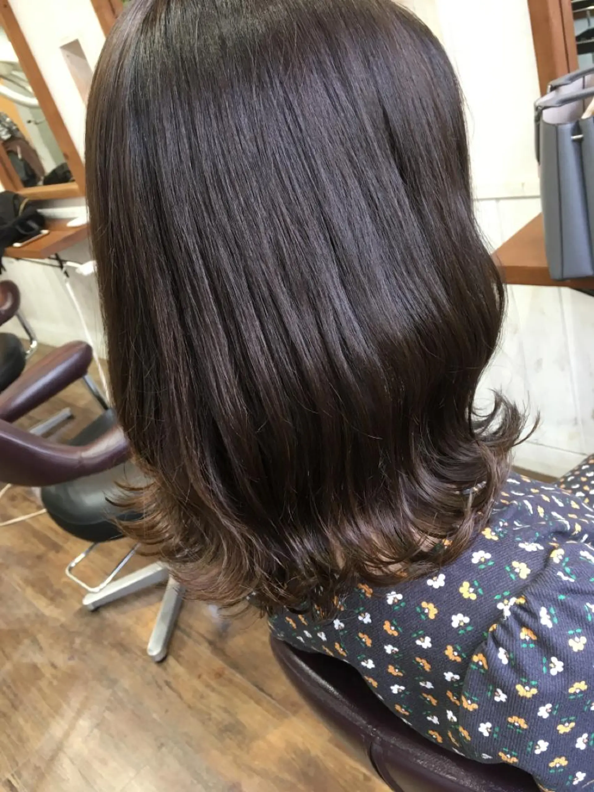 カラー 塩崎 明菜のヘアスタイル