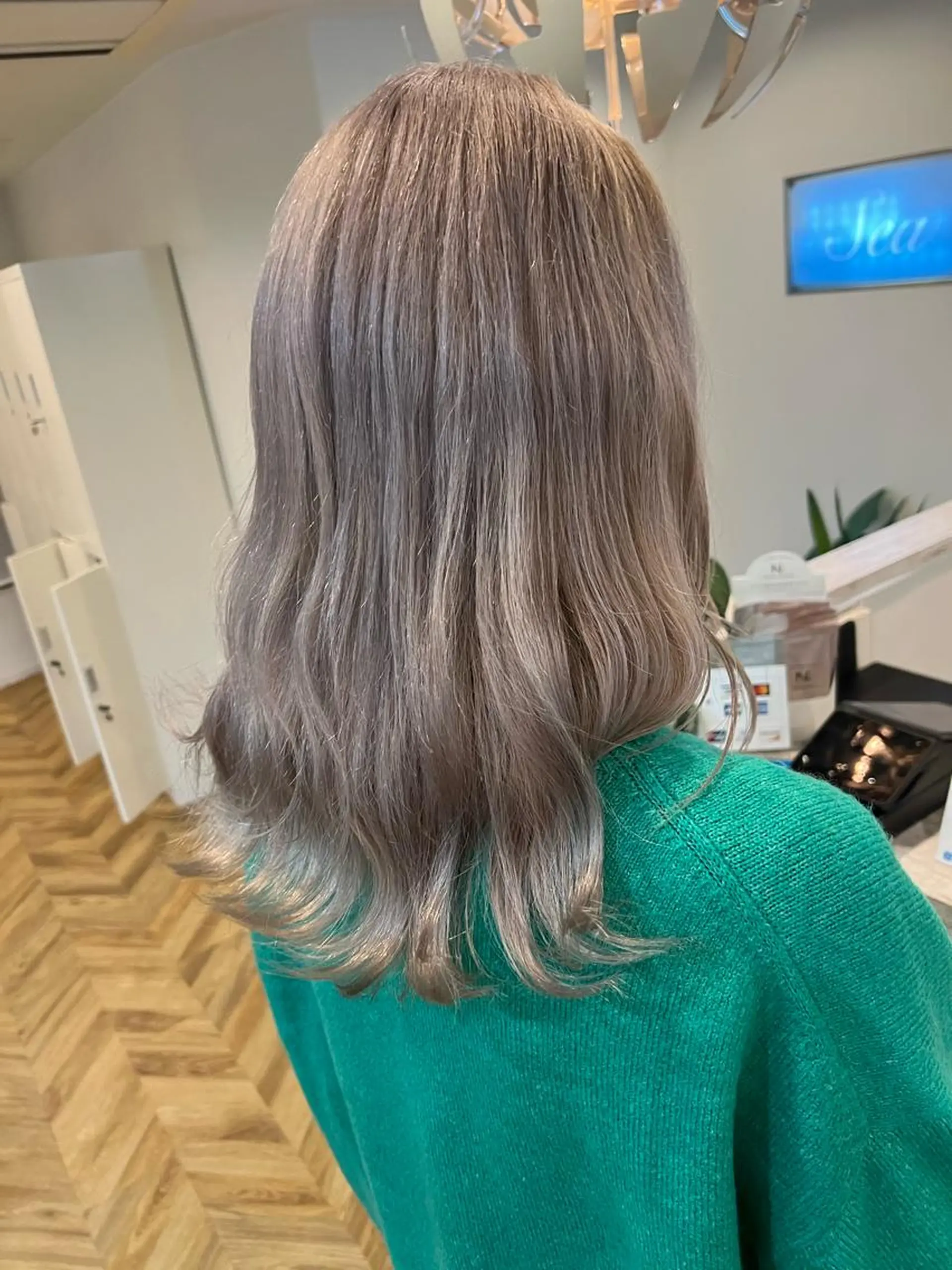 セミロング カラー グレージュ ハイトーンカラー ハイトーングレージュ カット ヘアカラー トリートメント ブリーチ特化 梅田本多翔のヘアスタイル