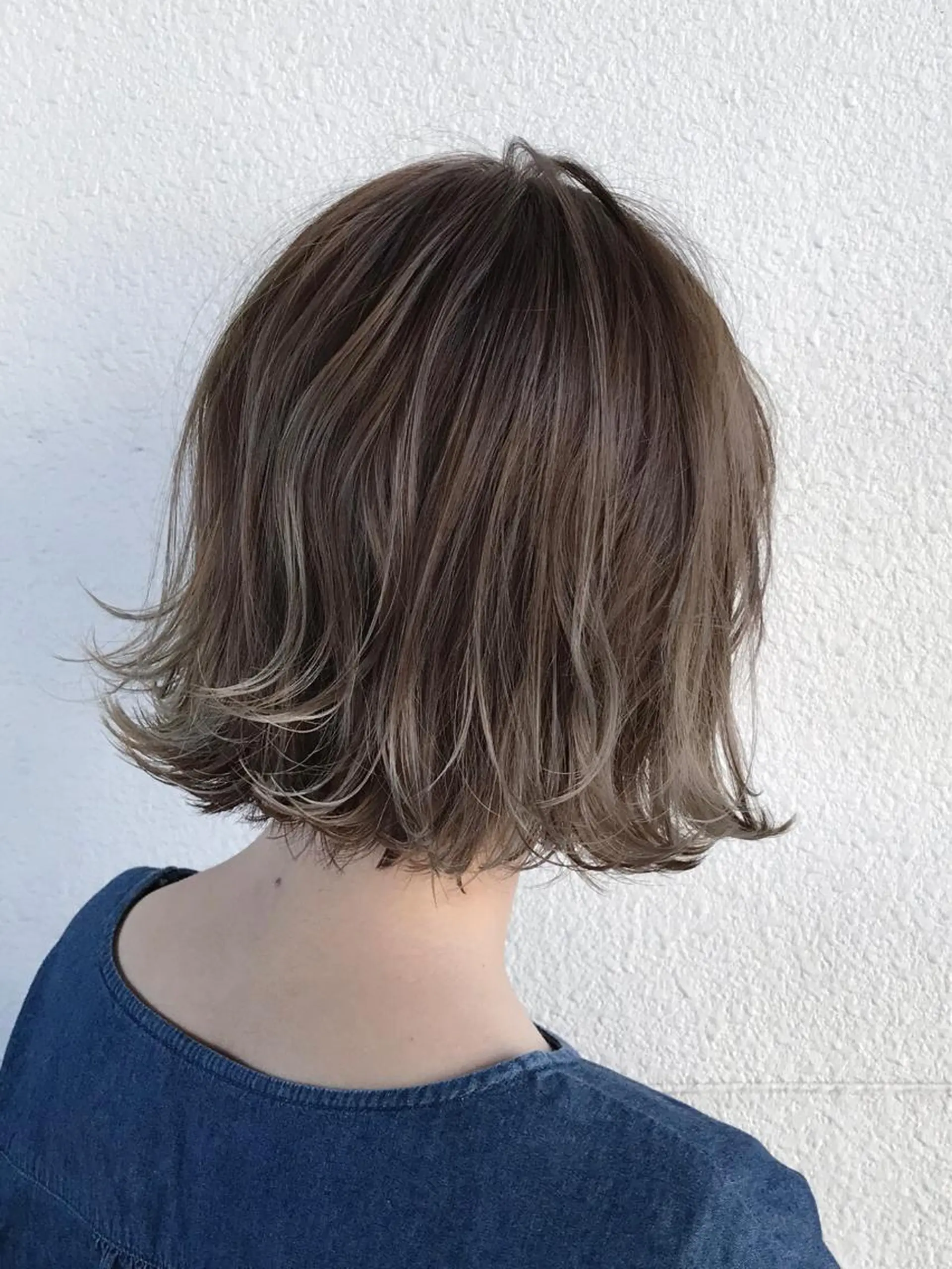 ショート ボブ ハイライト 外ハネヘア ボブ・レイヤーカット 吉敷航一のヘアスタイル