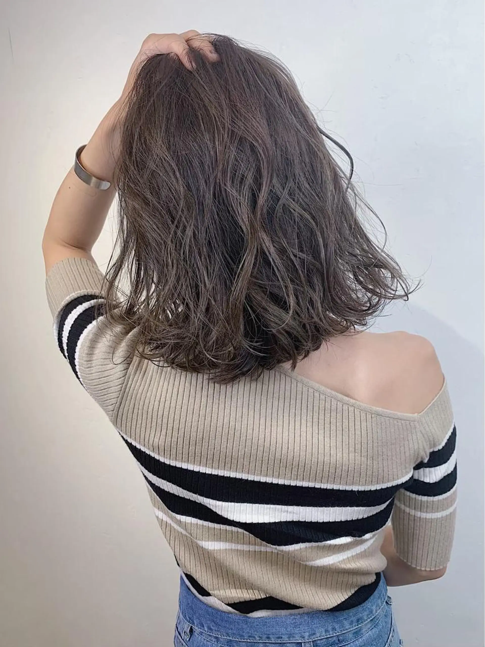 ミディアム カラー _WHITE 高槻のヘアスタイル
