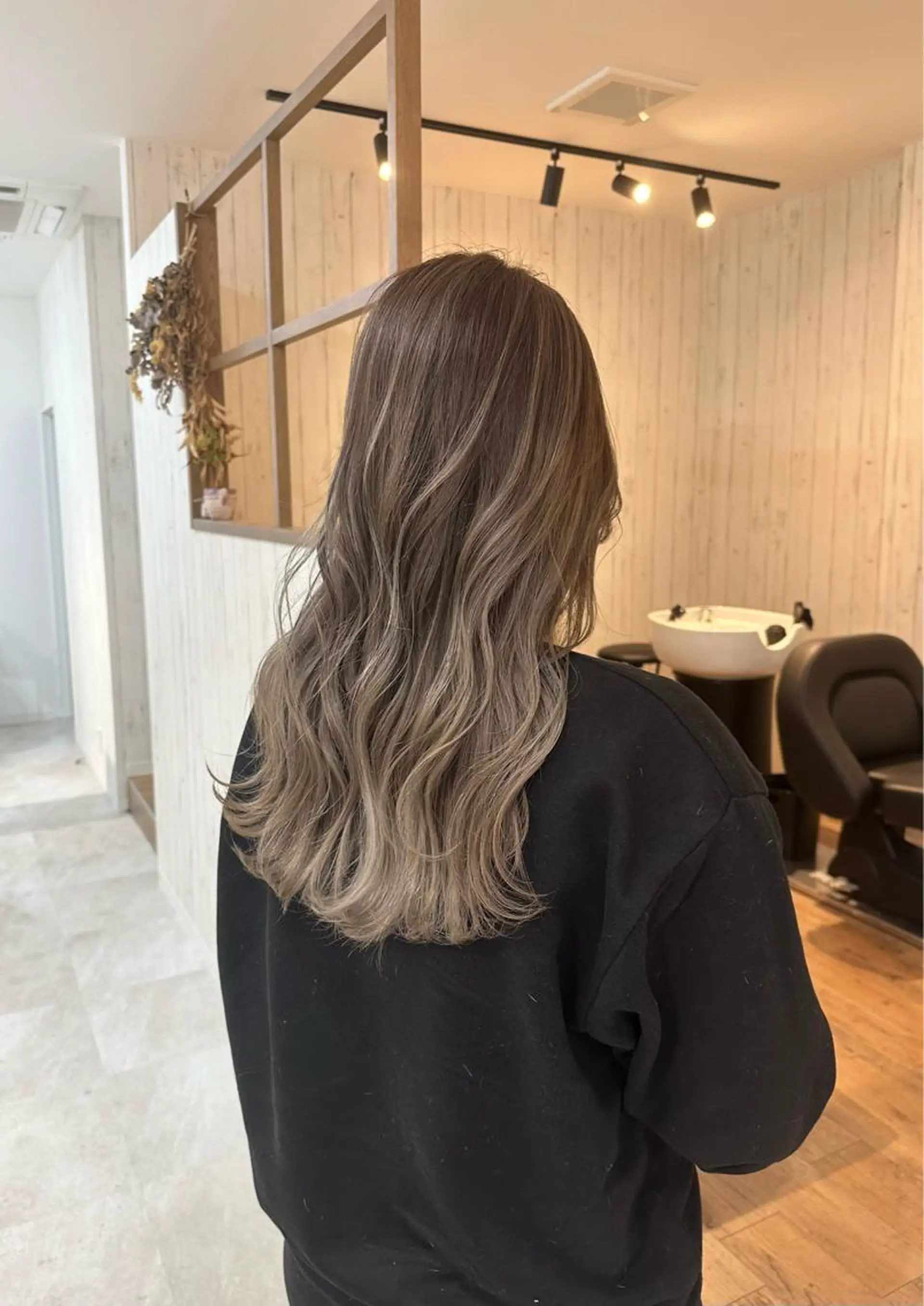 ロング カラー バレイヤージュ レイヤーカット waku 豊橋藤沢店のヘアスタイル