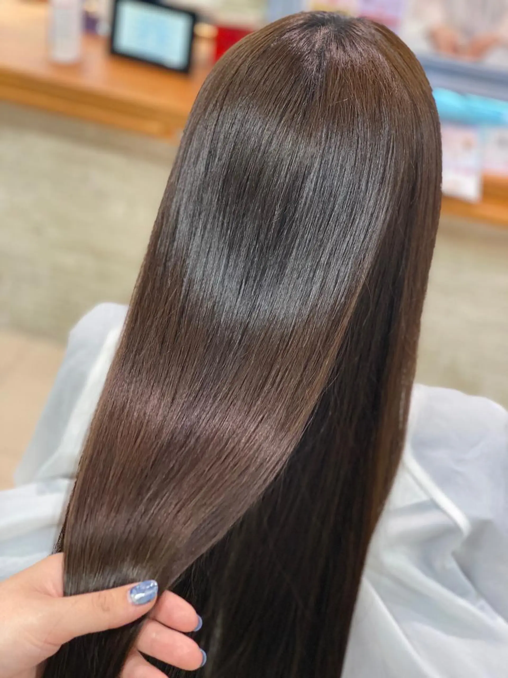 セミロング カラー 岩倉 諒のヘアスタイル