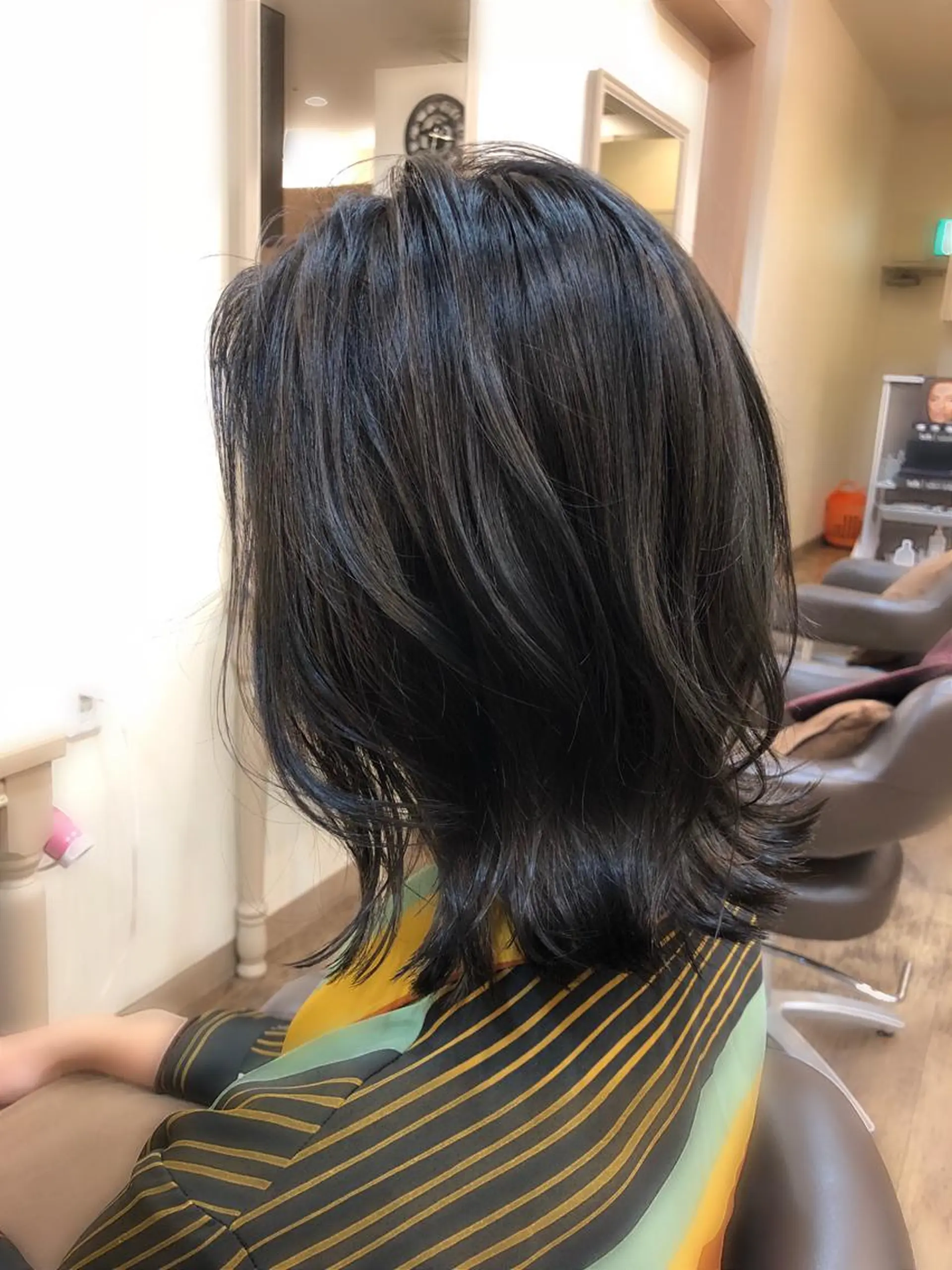 ミディアム カラー アッシュ アッシュブラック 黒髪 外ハネヘア 尚平 40代からの 髪質改善専門のその他イメージ