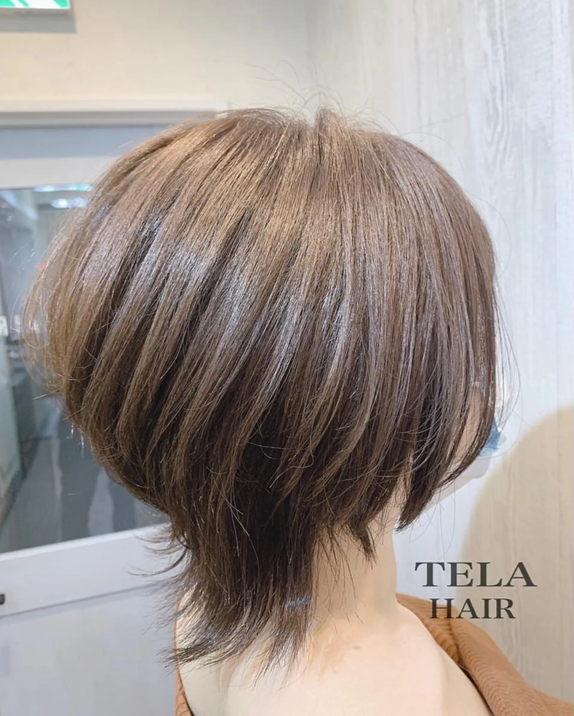 ショート カラー ヘアアレンジ アッシュ ミルクティーアッシュ レイヤーカット ショートヘア ウルフカット カット HUENEST アカデミーサロンのヘアスタイル