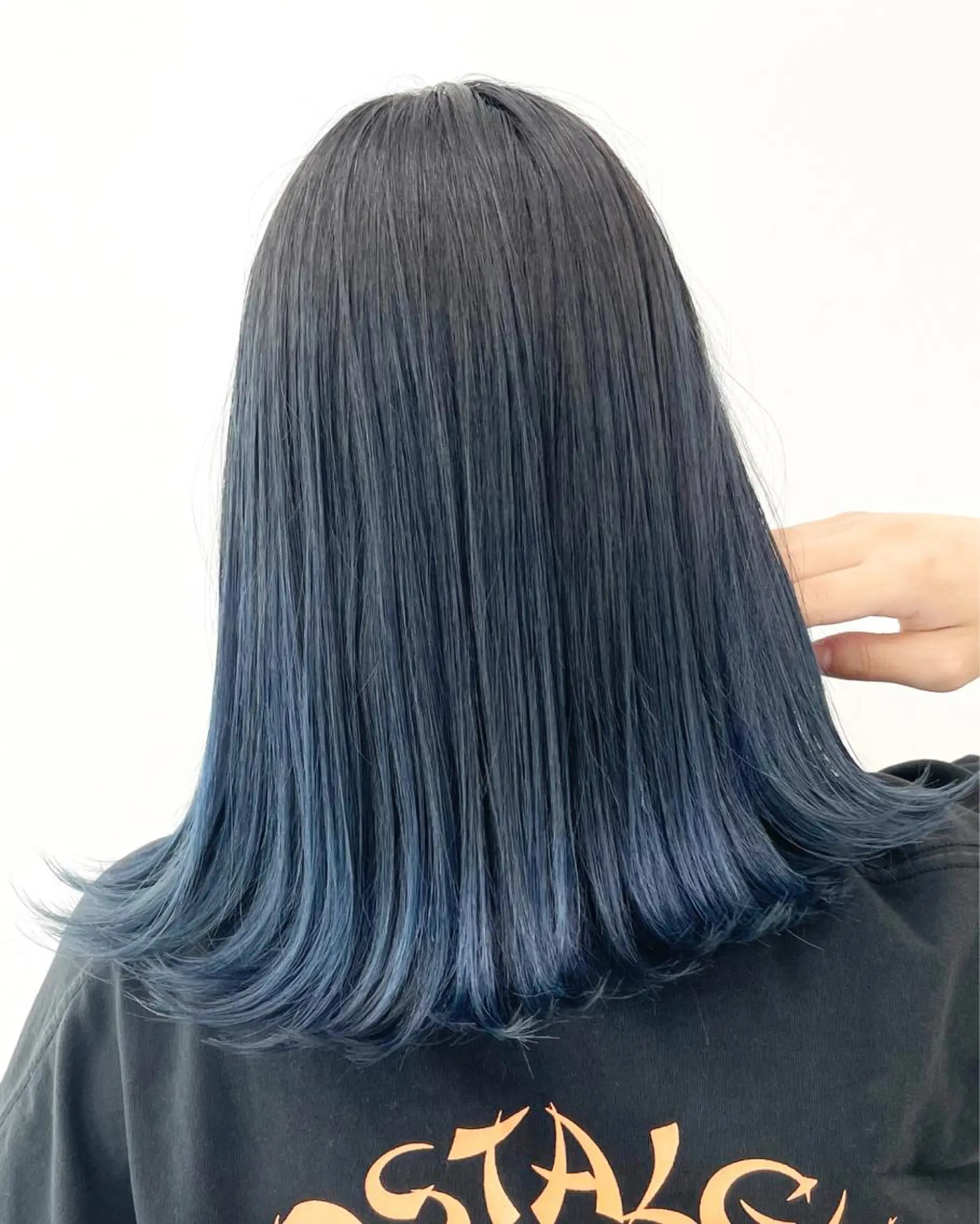 ミディアム カラー ヘアアレンジ バレイヤージュ ブリーチ ブルーカラー ネイビーカラー レイヤーカット 🦄インナーカラー 🦄貫井彩花のヘアスタイル