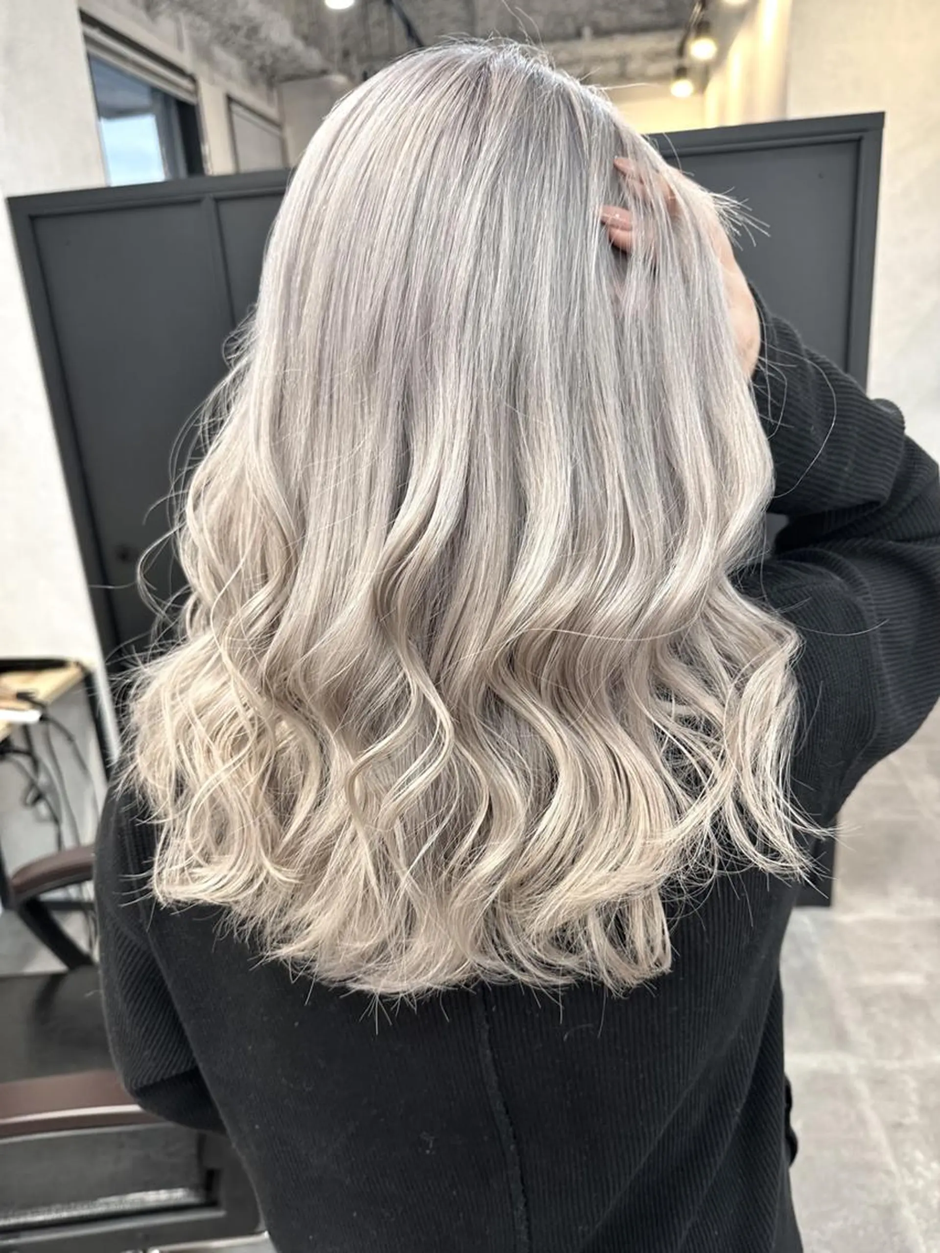 セミロング ヘアアレンジ カラー ハイトーン カラーのヘアスタイル