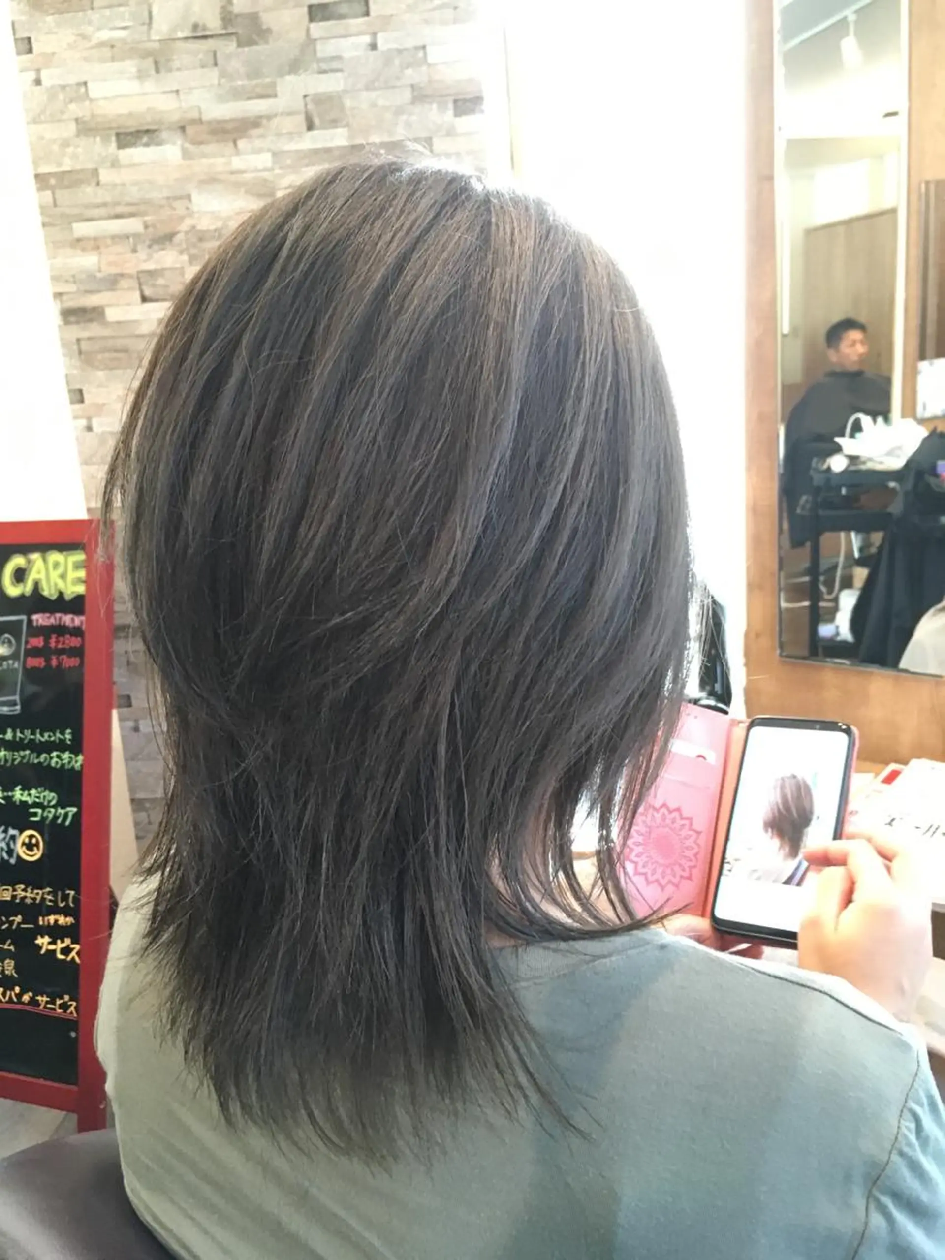 ミディアム カラー アッシュ アッシュグレー ウルフカット 三浦 健太郎のヘアスタイル