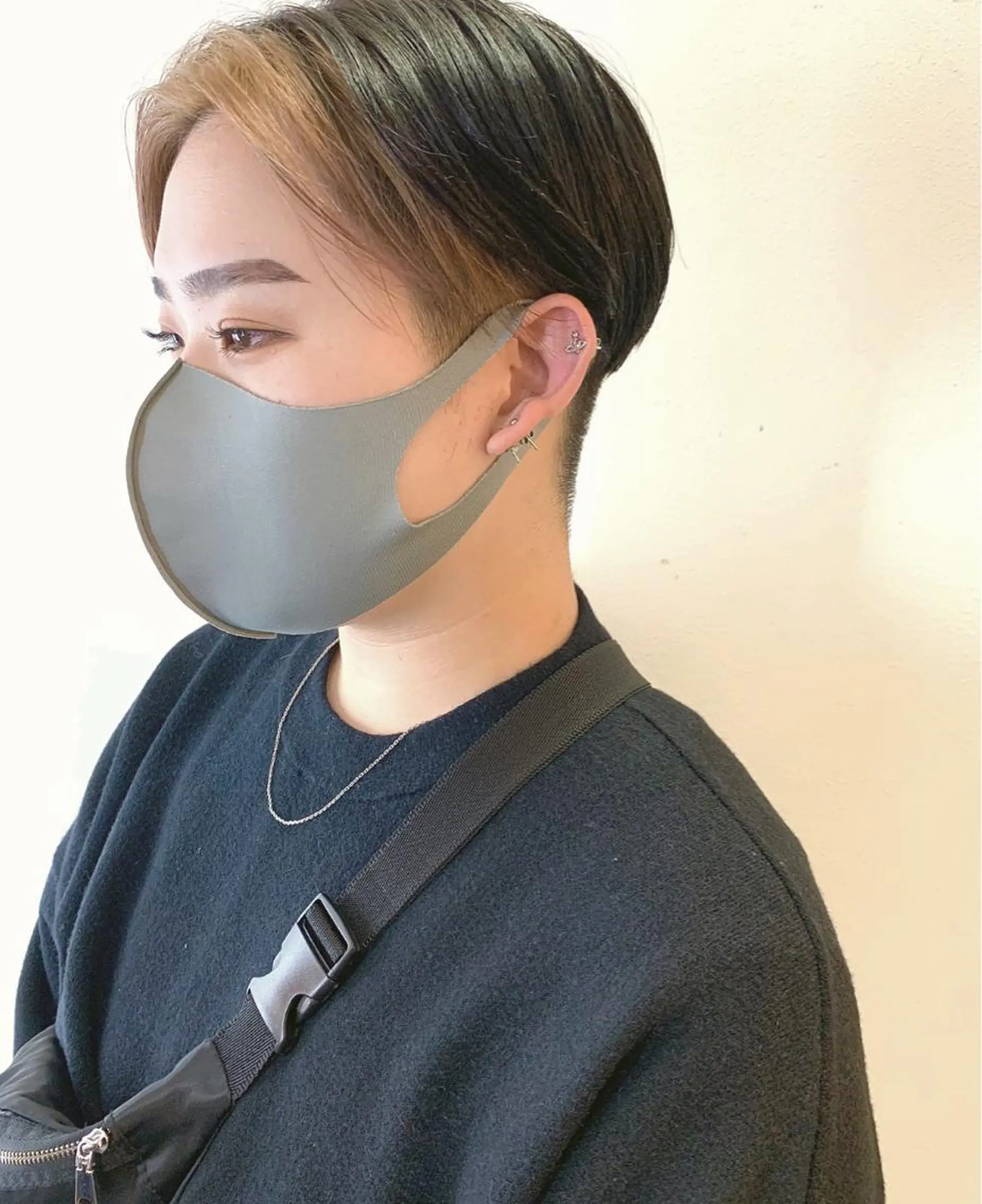 ショート カラー ミストバング ブリーチ  フェイスフレーミング 刈り上げ ハイライト／艶カラー 大河シンジのヘアスタイル
