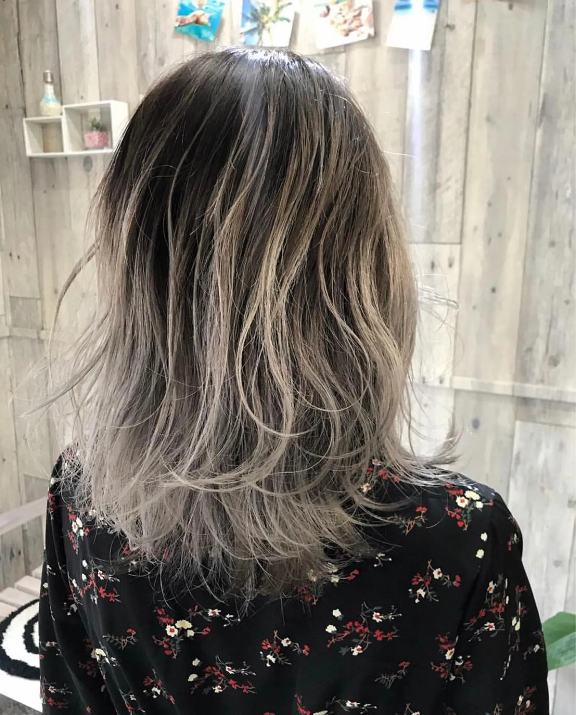 セミロング カラー ヘアカラー 吉野 瑳桜のヘアスタイル