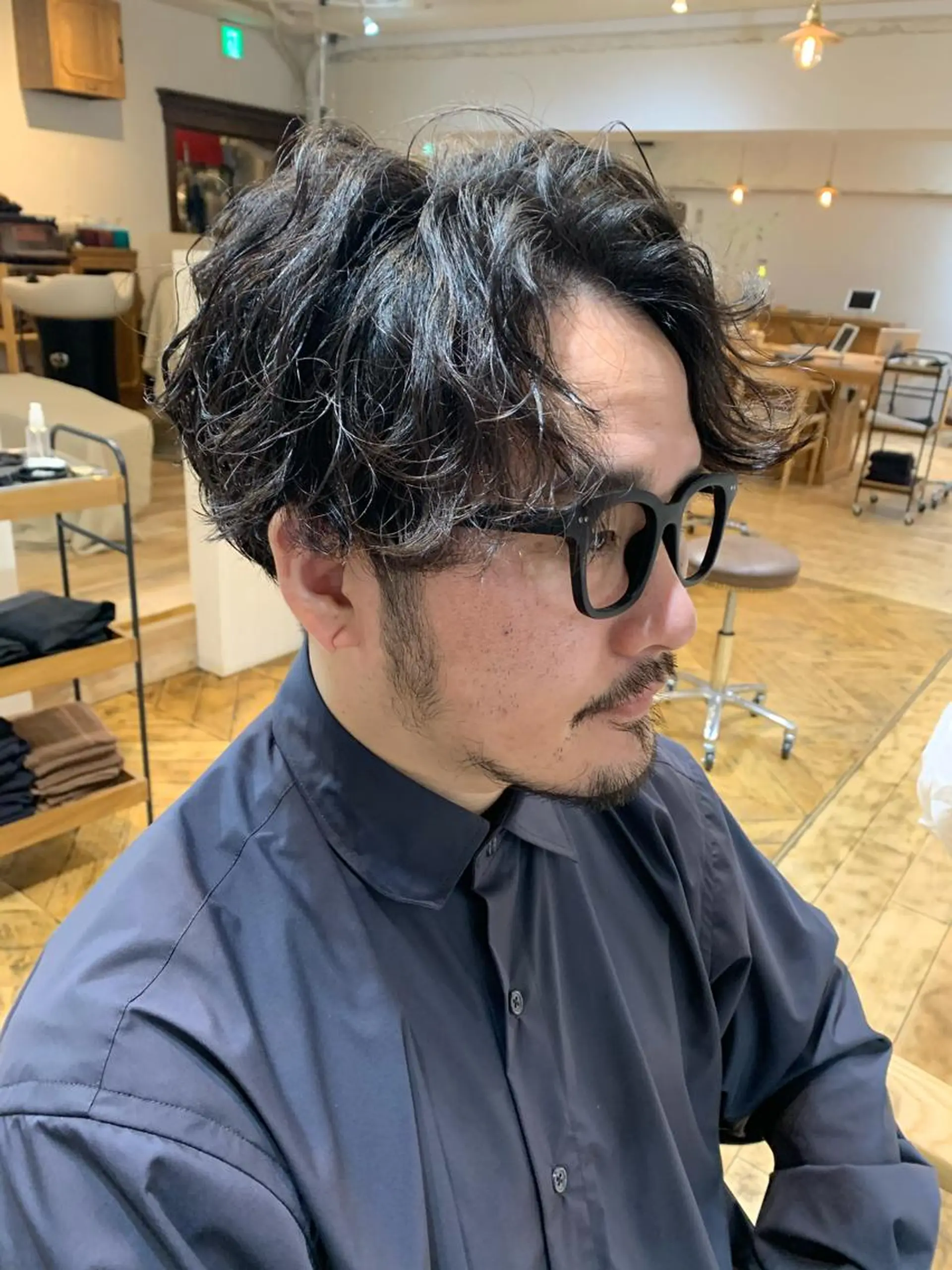 ミディアム パーマ メンズ ミディアムパーマ センターパート マッシュウルフ マッシュ メンズパーマ 三矢 ちなつのヘアスタイル