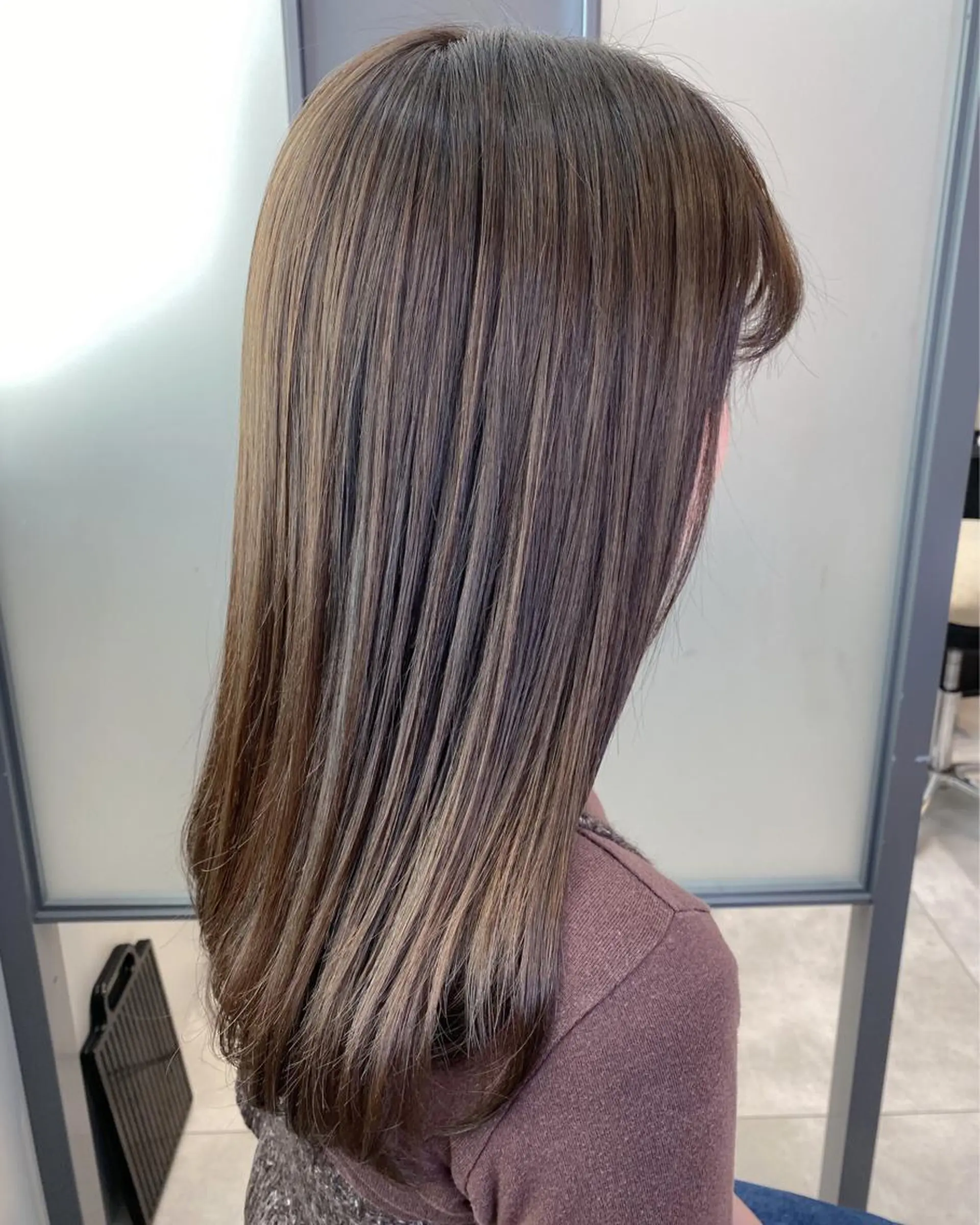 セミロング カラー ハイライトカラー オリーブグレー ハイライト SALOWIN神戸三宮East店所属・【透明感、艶髪】西村 有司のヘアスタイル