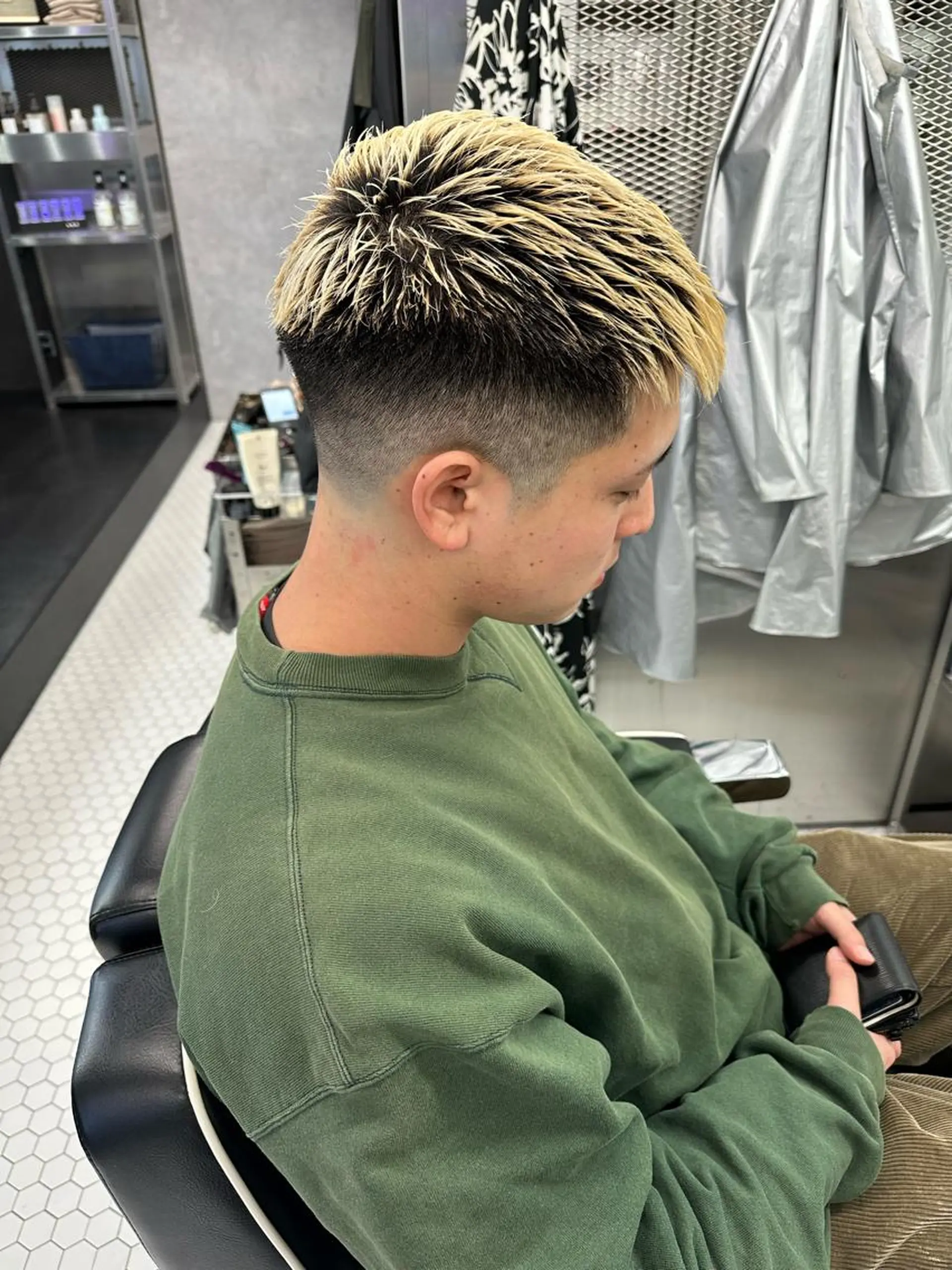 ショート カラー メンズ メンズバレイヤージュ メンズブリーチ ビジネス センターパート ダウンパーマ カット ヘアカラー メンズ専門美容室 /久徳大輝のヘアスタイル