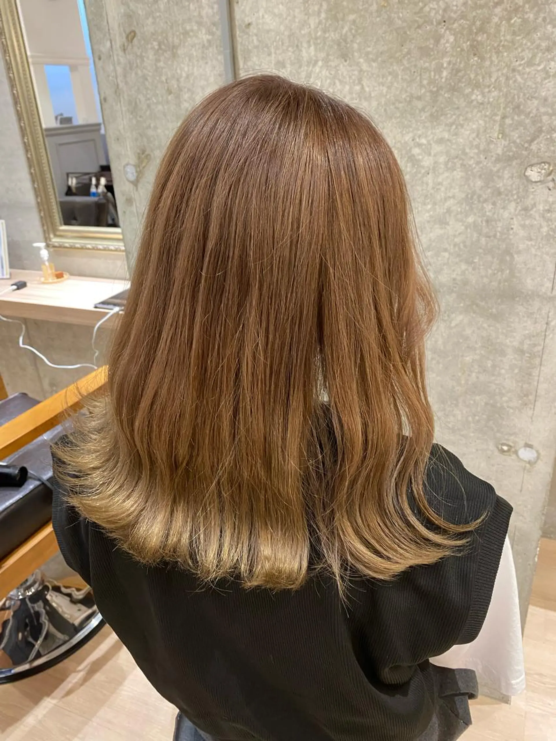 ミディアム カラー ベージュカラー ブリーチ 齋藤 椋哉のヘアスタイル