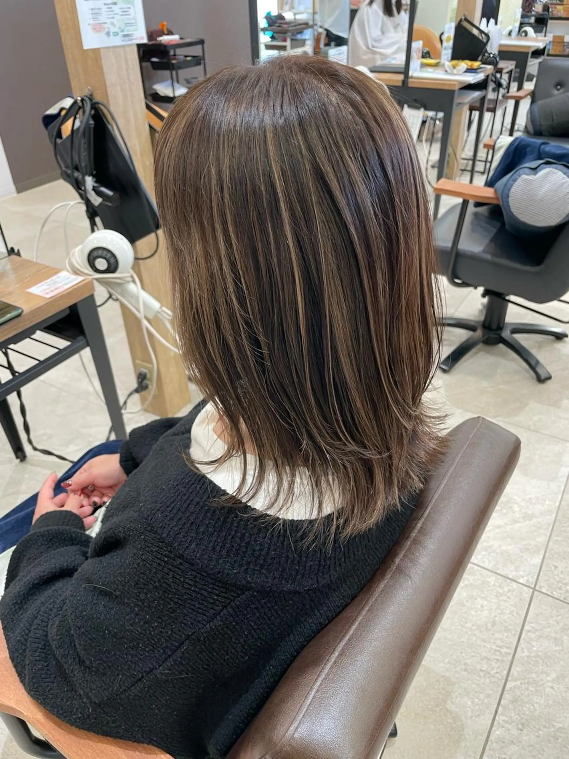 セミロング カラー ハイライトカラー ハイライト AGU 三条店 林　雄のヘアスタイル