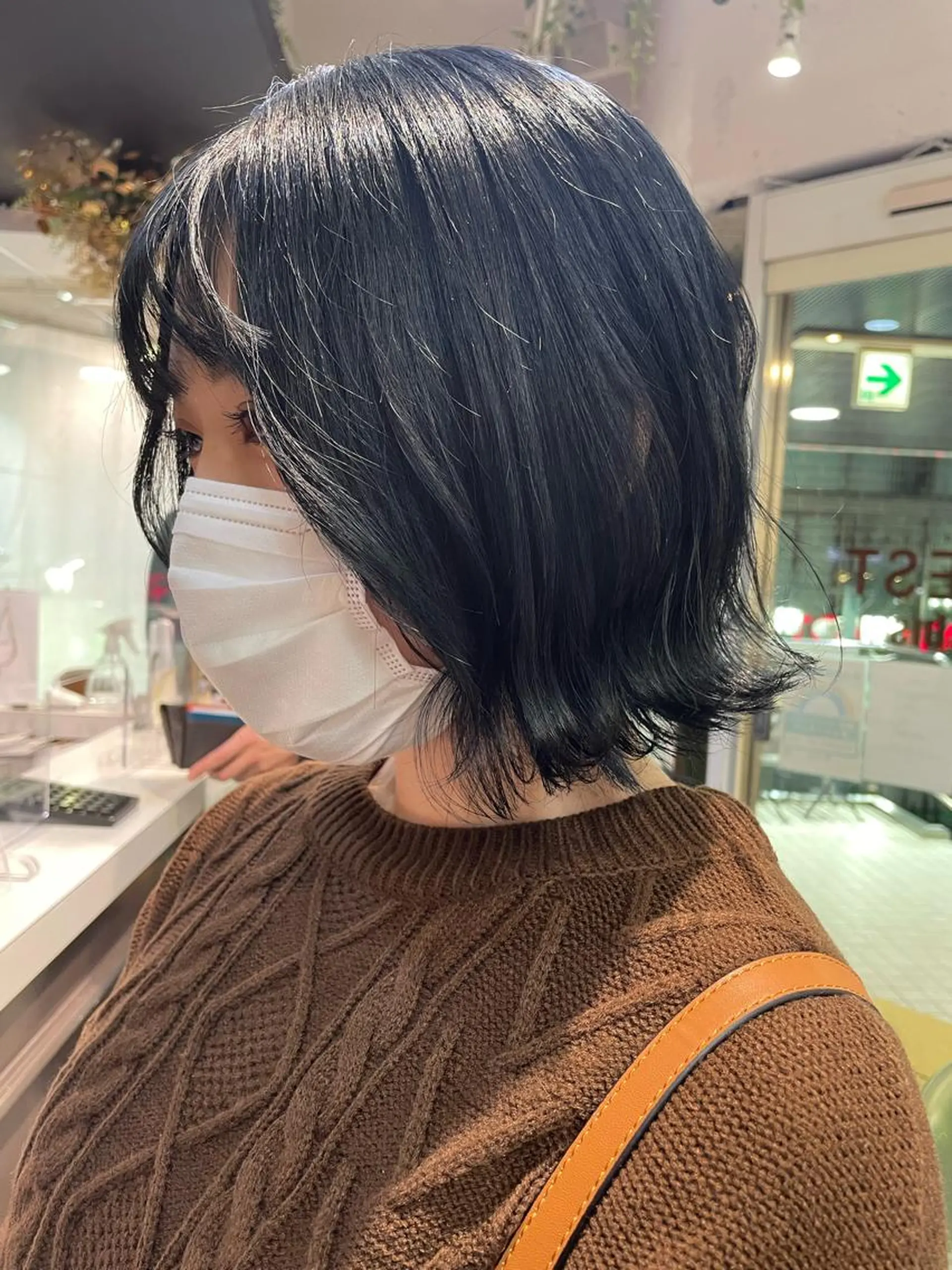 ミディアム カラー 黒髪 ブリーチ ブルーカラー ブルーブラック ヘアカラー トリートメント 韓国ヘア🦋 MIYUのヘアスタイル