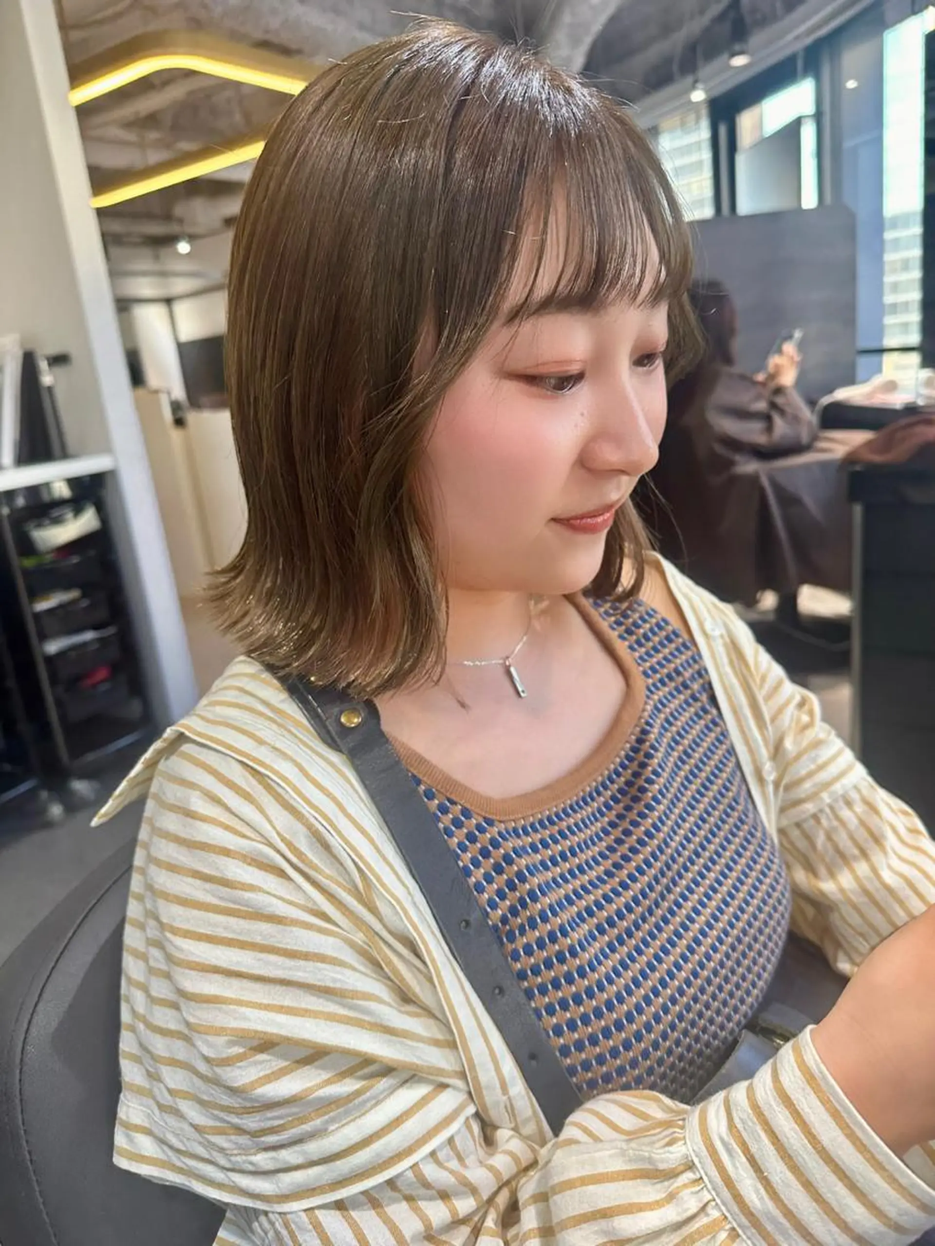 ミディアム カラー 切りっぱなしボブ ミディアムパーマ ボブ 斜めバング レイヤーカット 髪質改善 中川 翔のヘアスタイル