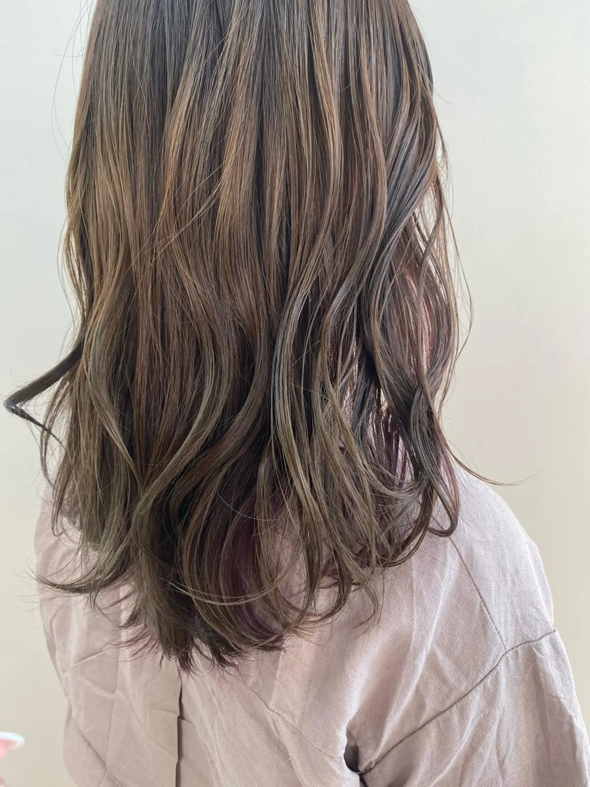 ロング カラー ベージュカラー インナーカラー ピンクカラー 小顔レイヤー/ ベージュ🤍Rieのヘアスタイル