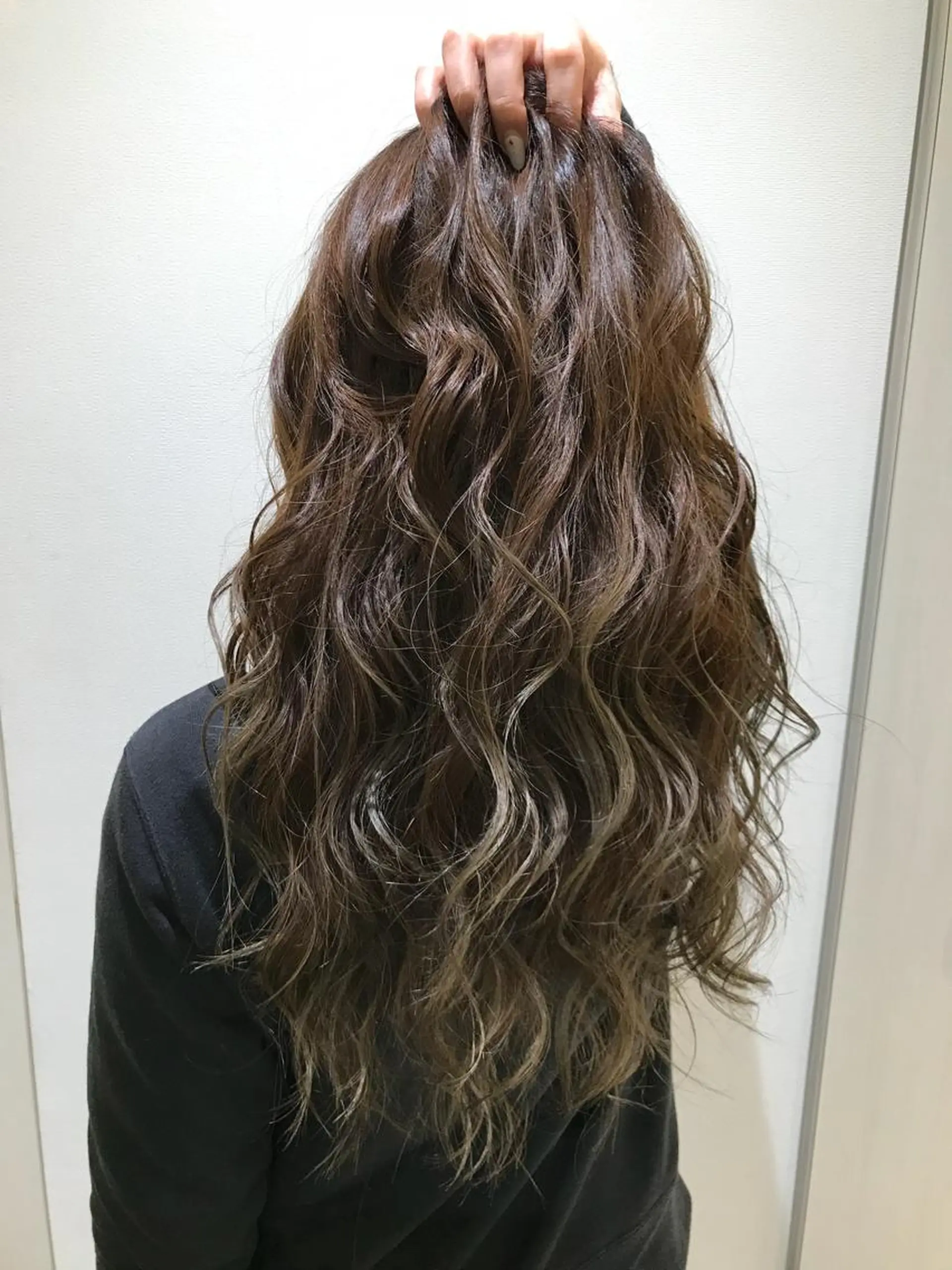 ロング カラー グラデーションカラー 清藤綾/脱白髪染め 白髪ぼかしハイライトのヘアスタイル