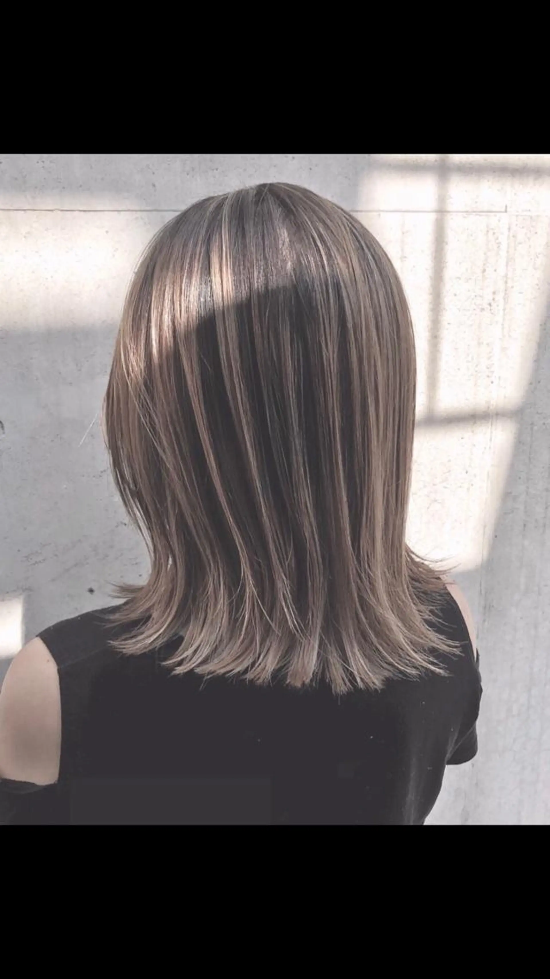 ミディアム カラー バレイヤージュ ブリーチ レイヤーカット AKI アキのヘアスタイル