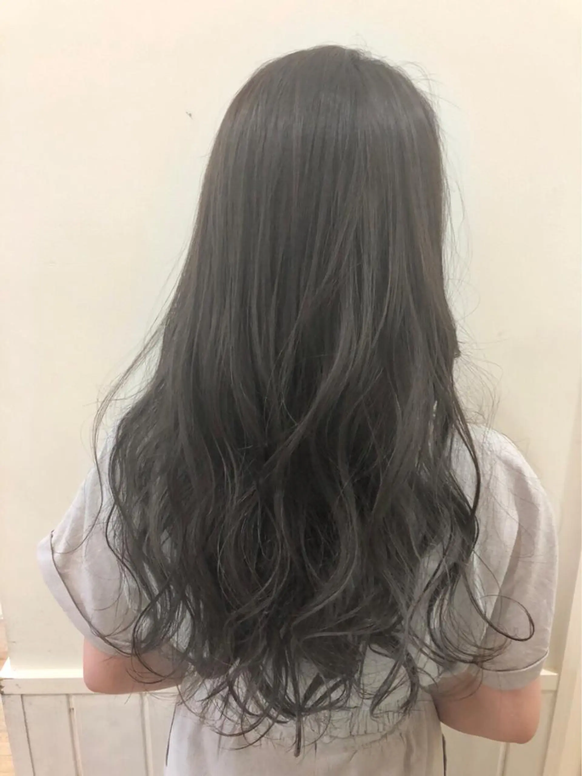ロング カラー ブリーチ グレージュ ハイライトカラー ハイライト ヘアカラー トリートメント ぱつっとボブ/ 小野あかねのヘアスタイル