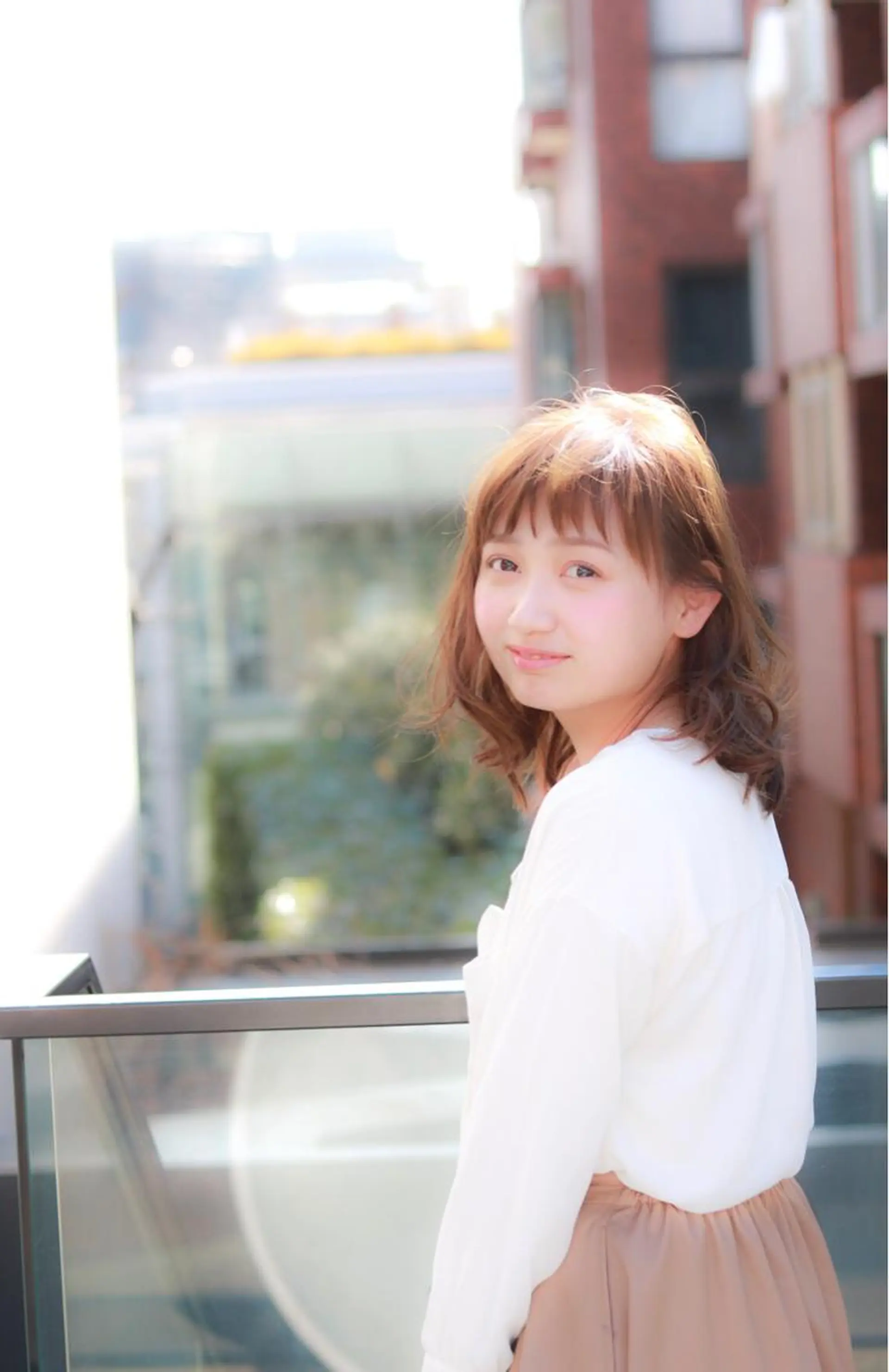 ミディアム カラー グレージュ シースルーバング 今井 三智也のヘアスタイル