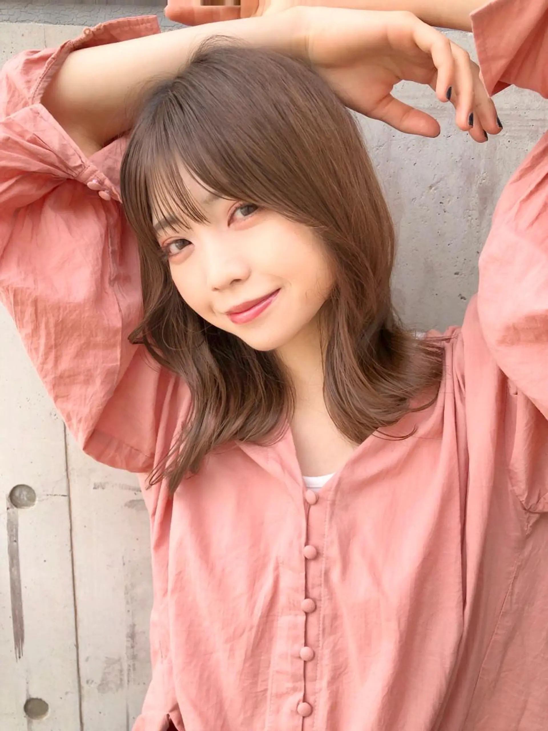 ミディアム カラー ベージュカラー くびれヘア 顔まわりレイヤー 顔周りカット 韓国風ヘア カット ヘアカラー トリートメント トレンドヘア🌿 chinariのヘアスタイル