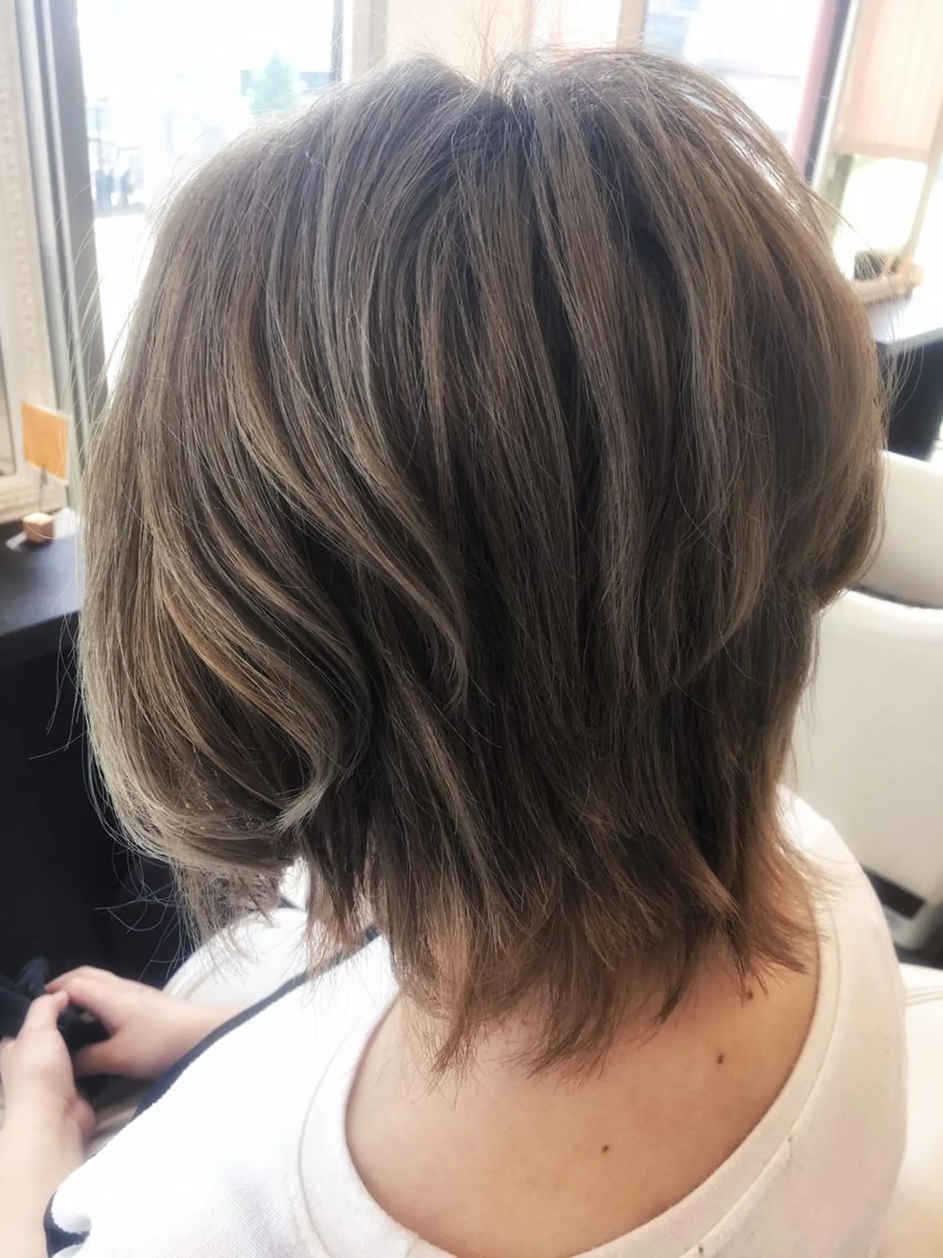 ショート カラー ブリーチ グレージュ 大間 礼真のヘアスタイル