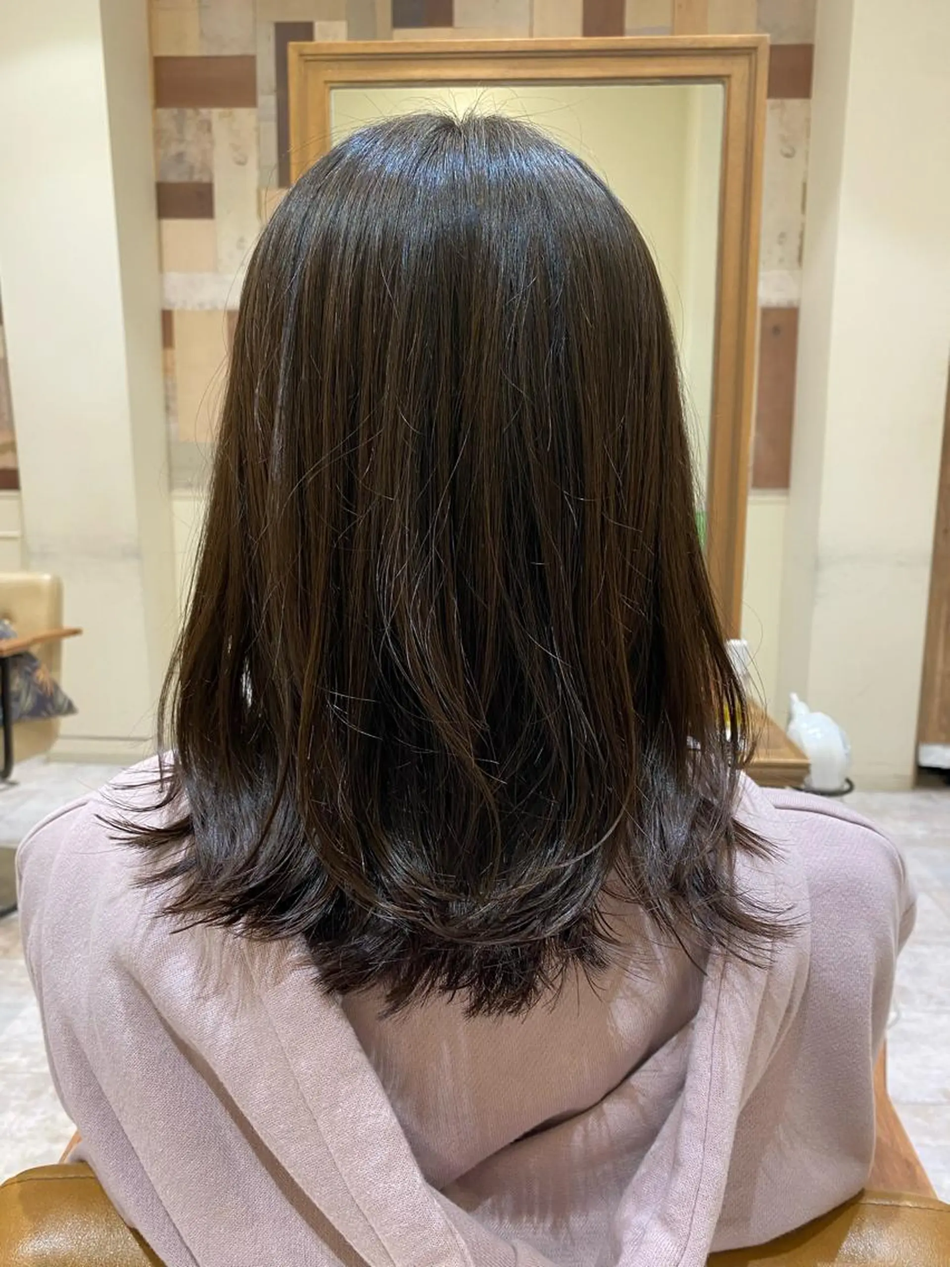 ミディアム ミディアムレイヤー レイヤーカット いいの ともこのヘアスタイル
