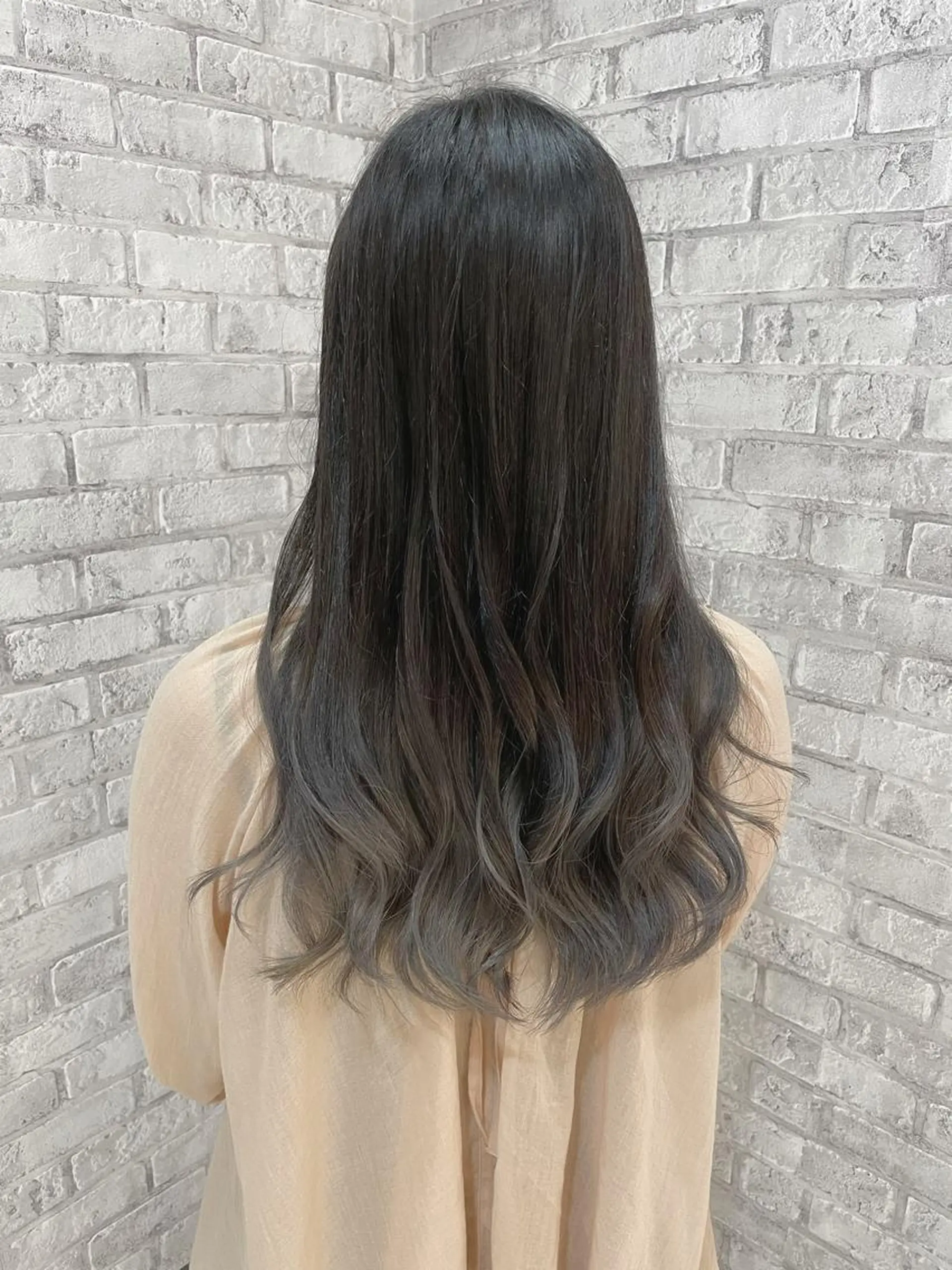 セミロング カラー ヘアアレンジ ブリーチ グラデーションカラー グレージュ カット ヘアカラー トリートメント 秋山 幸太のヘアスタイル