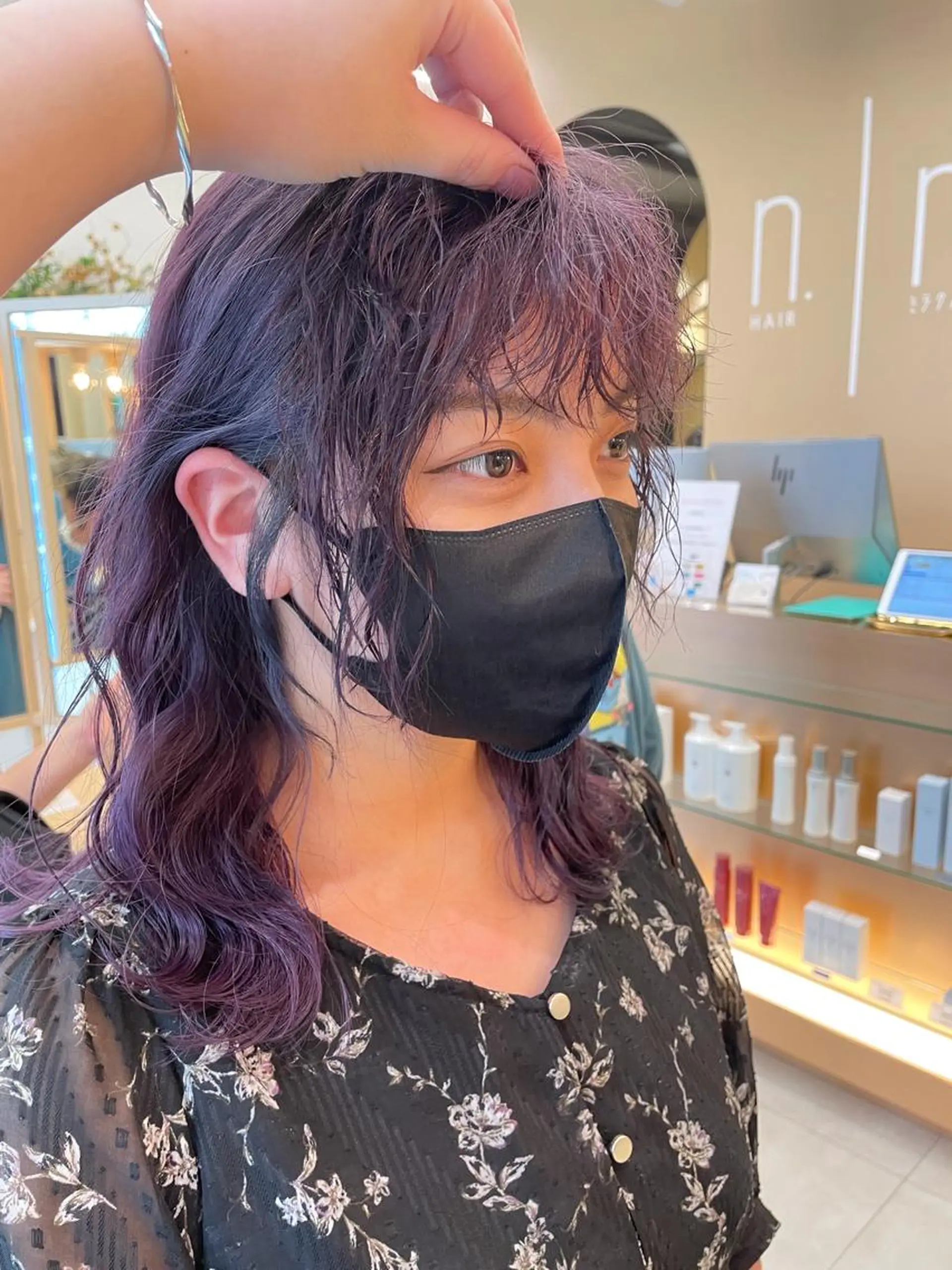 セミロング カラー パーマ ヘアアレンジ セミロングパーマ 顔周りカット 山下 とよかのヘアスタイル