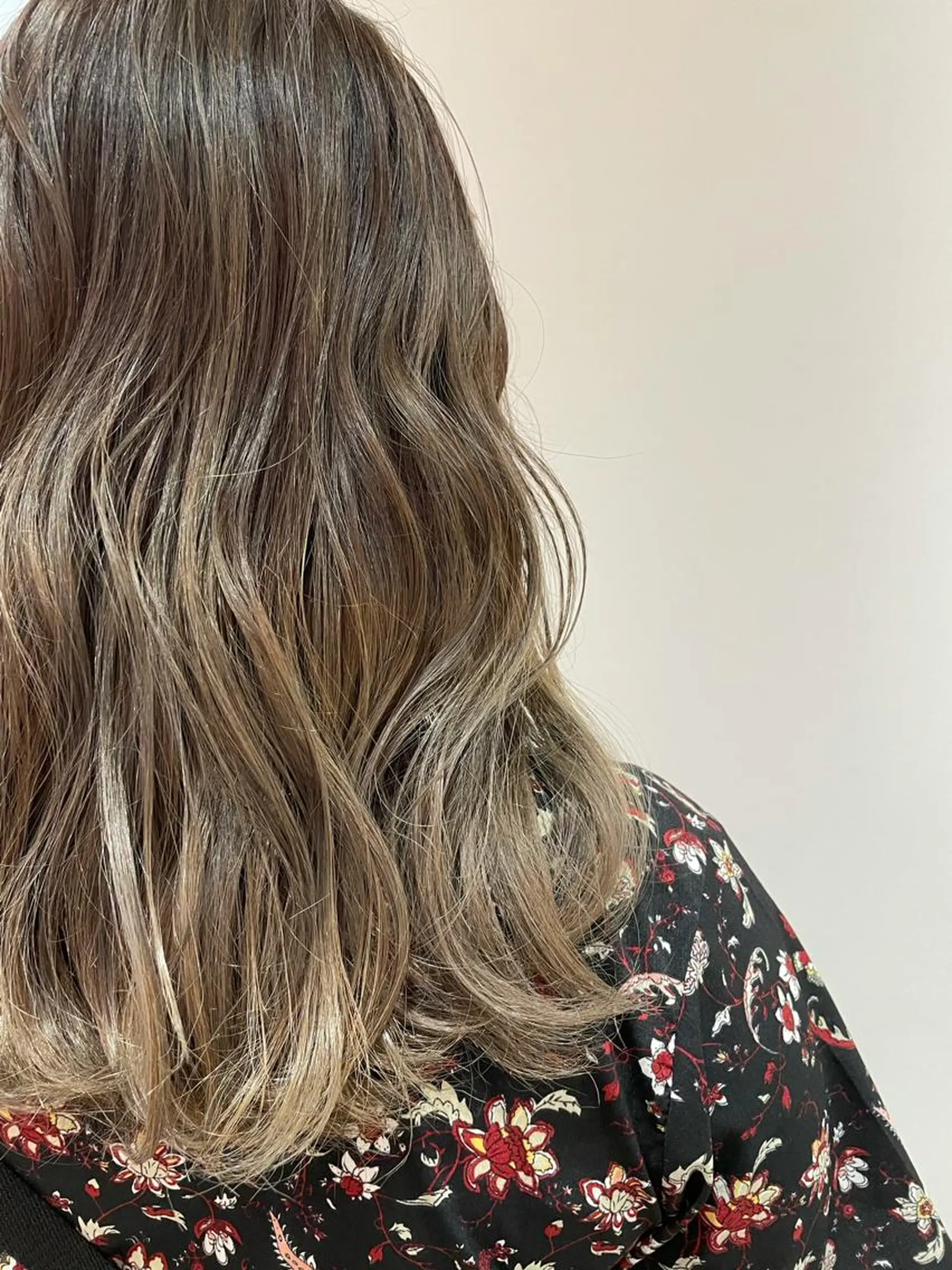 セミロング カラー ブリーチ グラデーションカラー グレージュ ハイライトカラー ハイライト ヘアカラー Ma ruのヘアスタイル