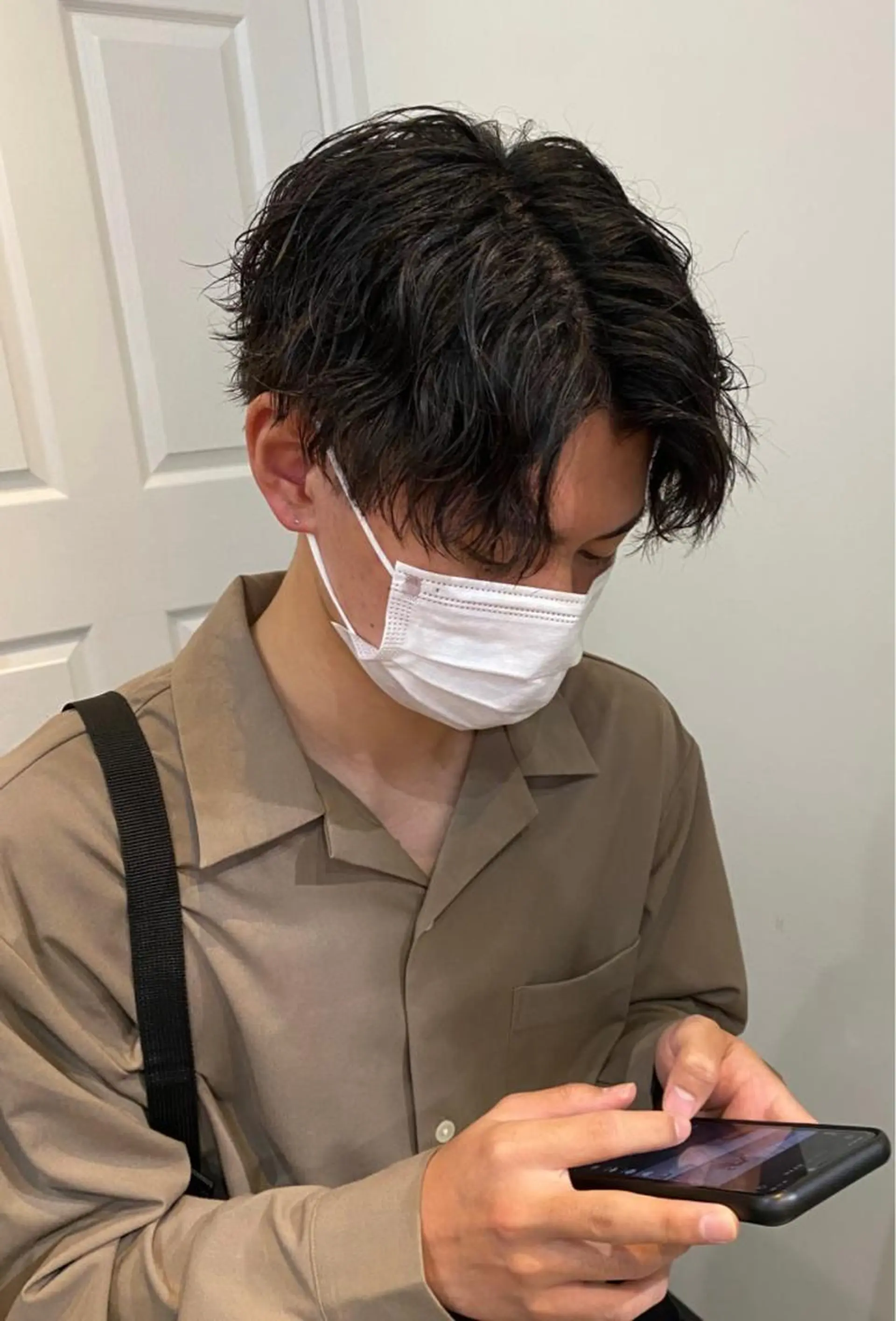 ミディアム パーマ メンズ ミディアムパーマ センターパート メンズパーマ とおやま レオのヘアスタイル