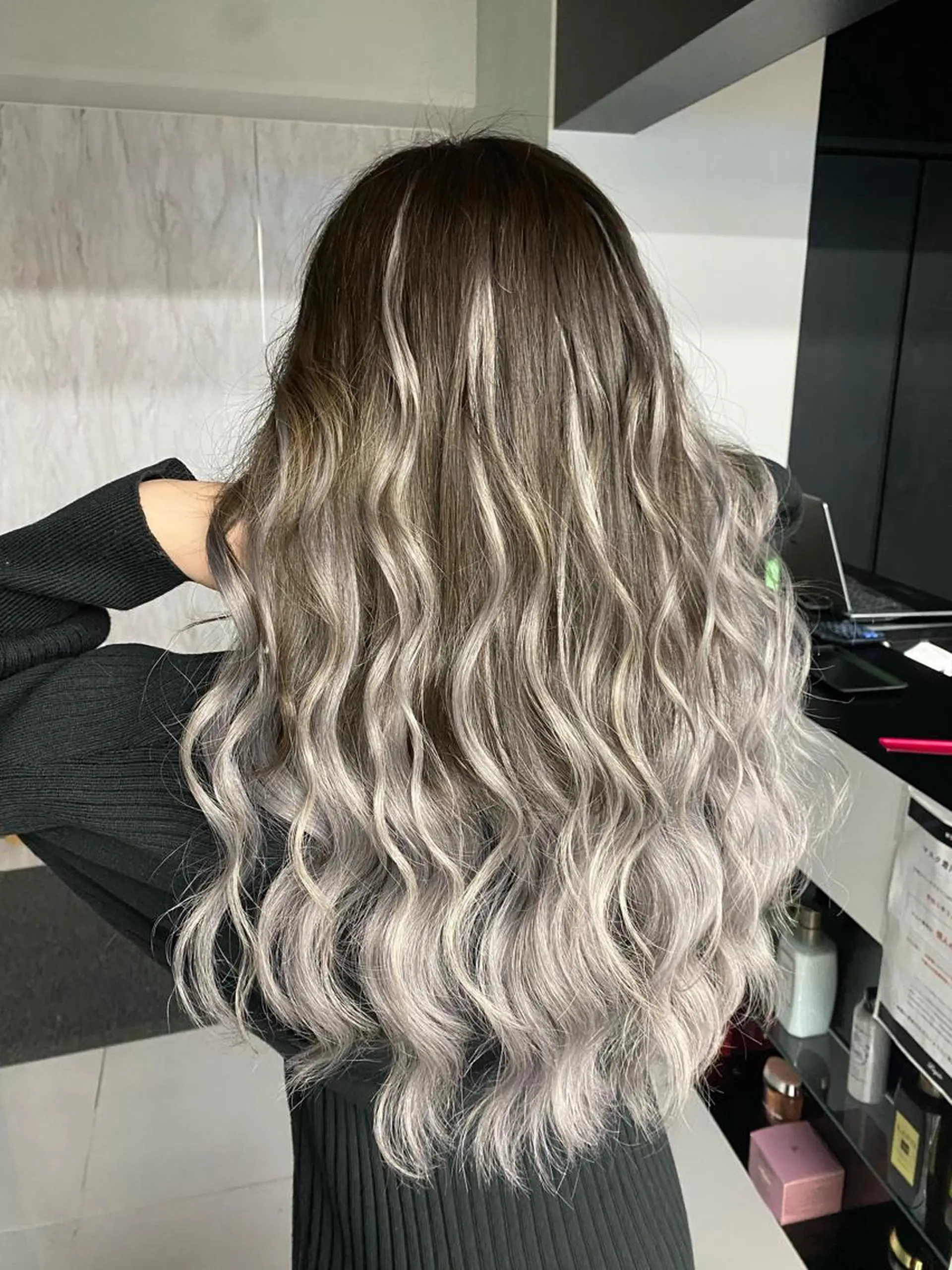 カラー グラデーションカラー シルバー Lapis 莉穂のヘアスタイル