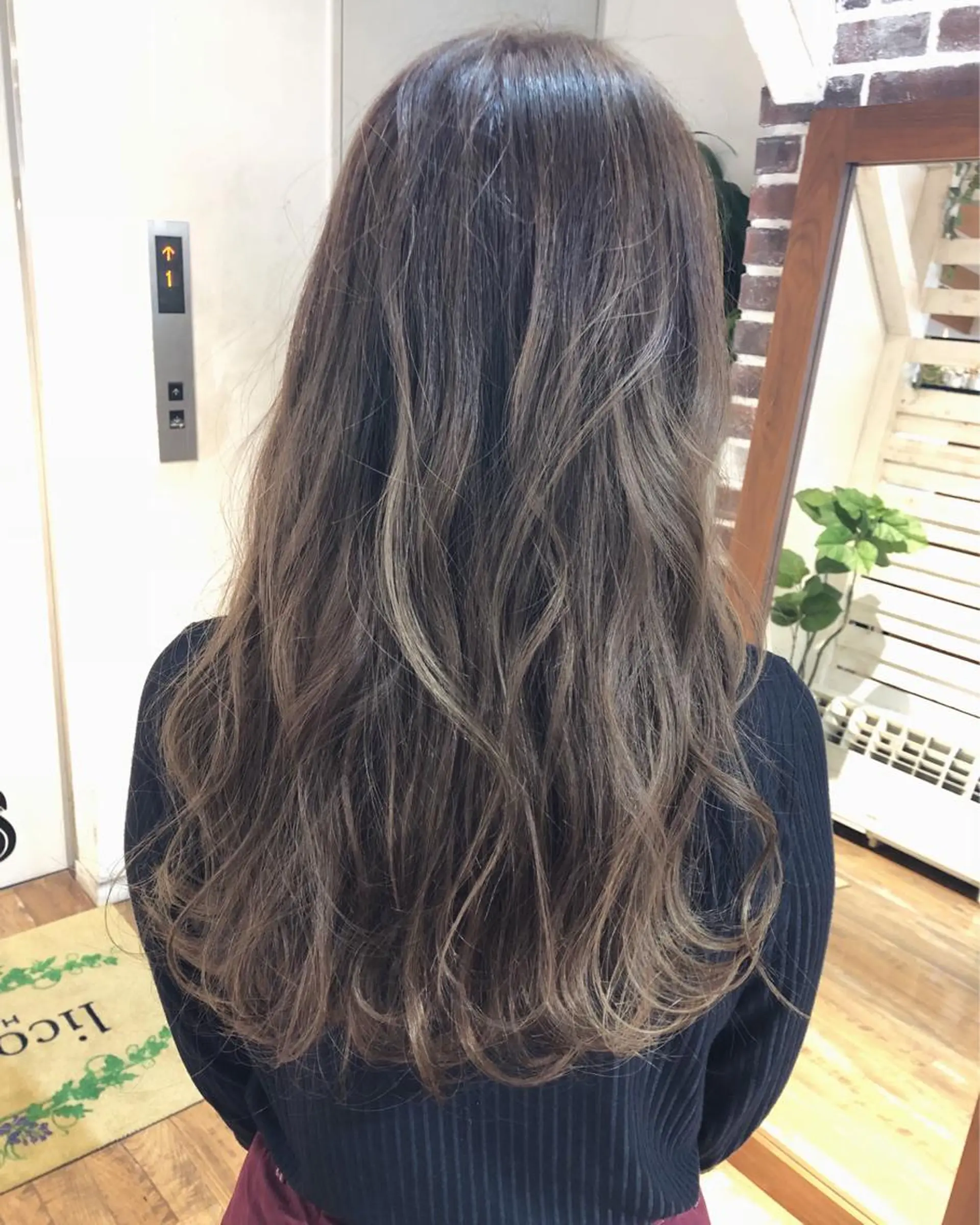 ロング カラー グレージュ ハイライトカラー ハイライト カット ヘアカラー トリートメント ヘッドスパ 木下大地 HAIR  Oneのヘアスタイル