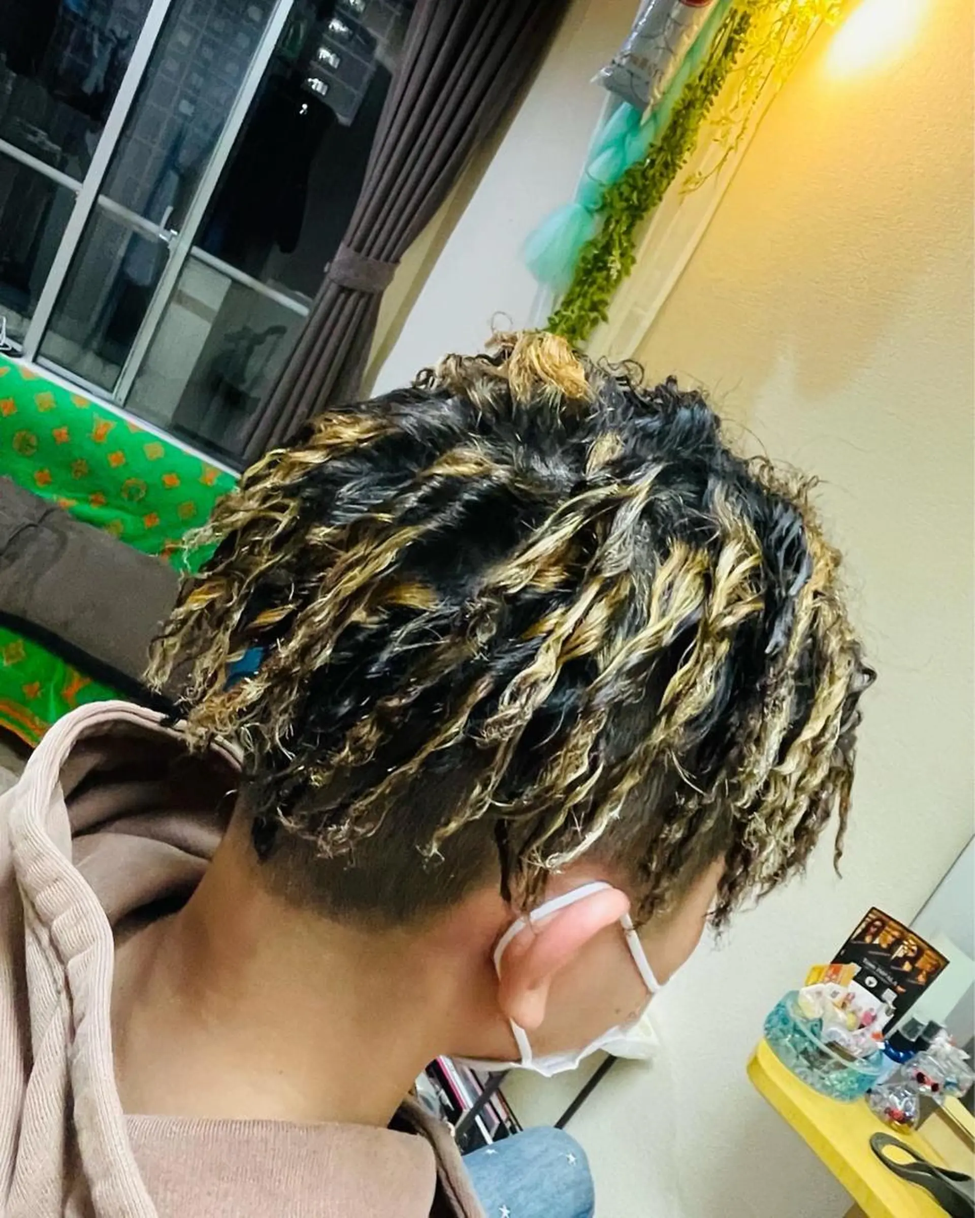 ミディアム カラー パーマ ヘアアレンジ メンズ ミディアムパーマ メンズパーマ レッドカラー カット パーマ メンズ大歓迎‼︎ ✨seigo✨のヘアスタイル