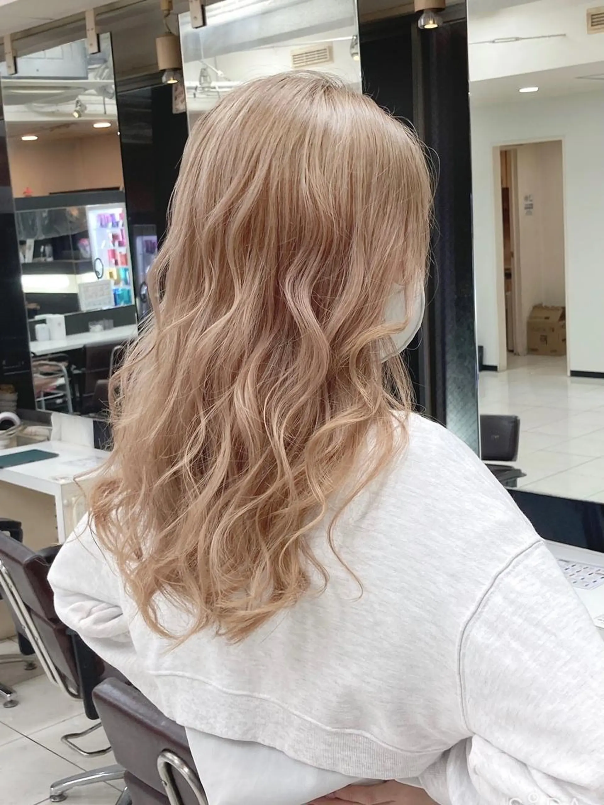 セミロング 有人/バレイヤージュ /シャドールーツのヘアスタイル