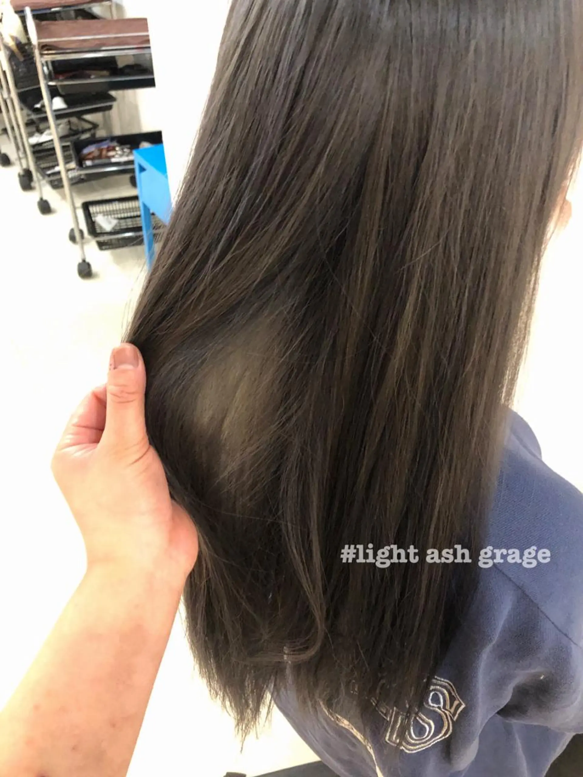 ロング カラー アッシュ アッシュグレー アッシュグレージュ ブリーチ グレージュ 🤍中野 レオ🤍のヘアスタイル