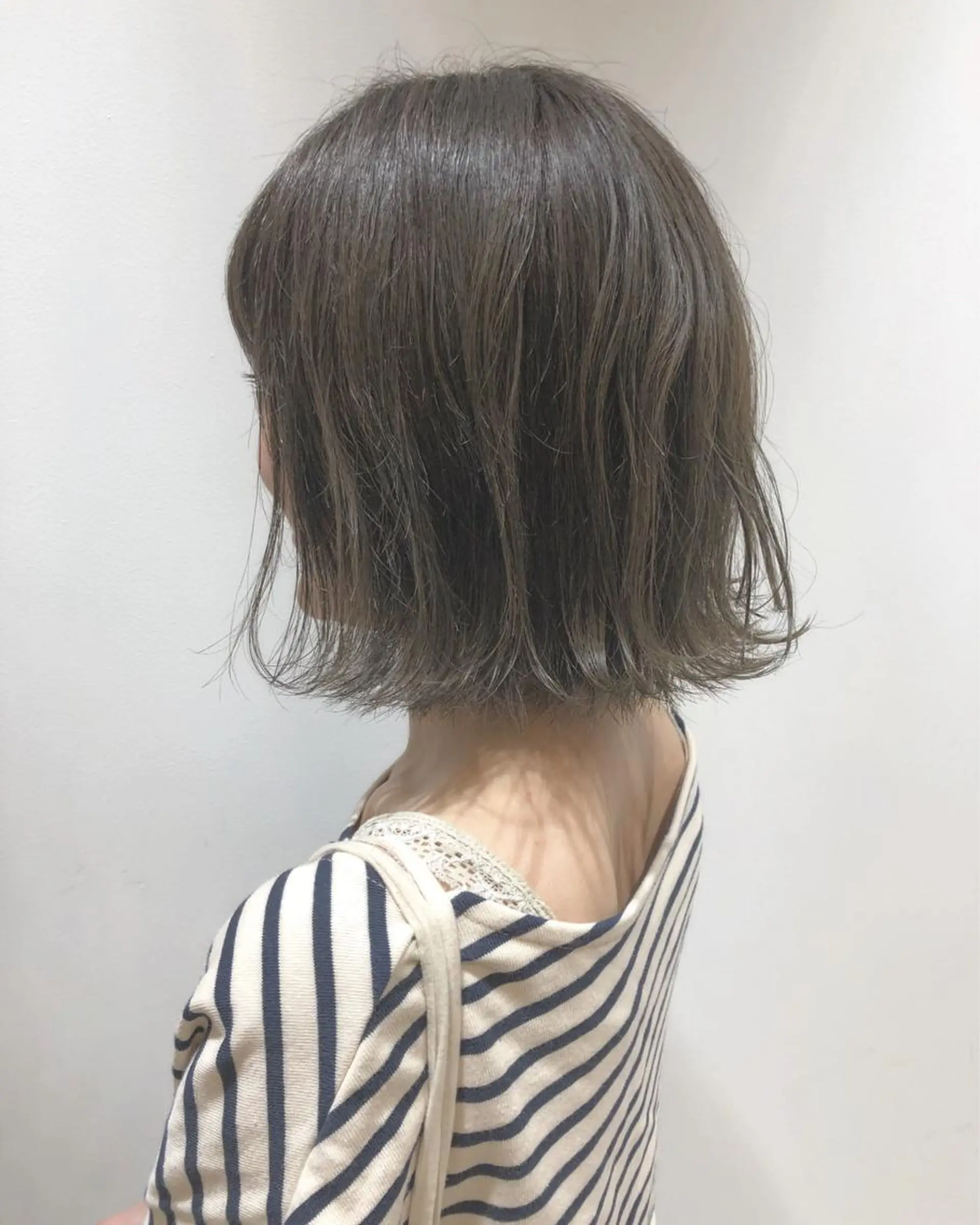 ショート カラー ブリーチ グレージュ カーキグレージュ ブリーチなしカラー カット ヘアカラー トリートメント 江原 彩華のヘアスタイル
