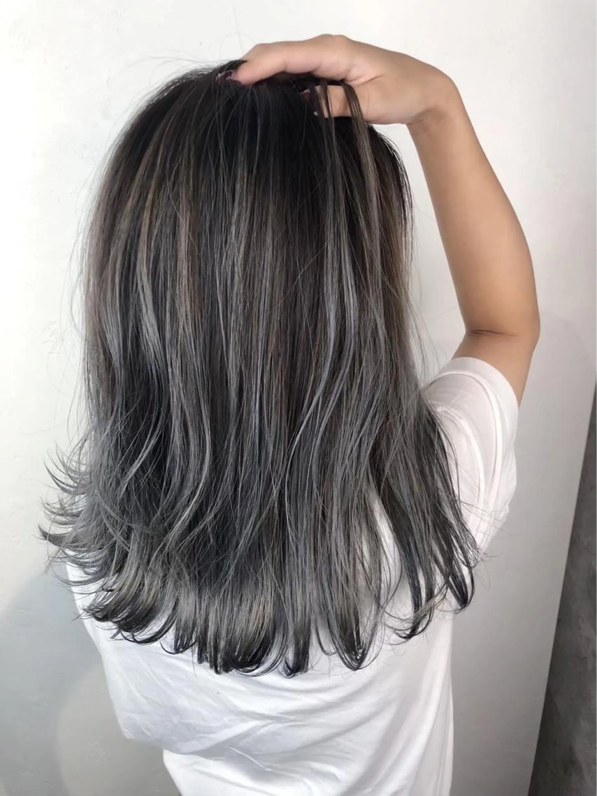 セミロング カラー _WHITE 高槻のヘアスタイル