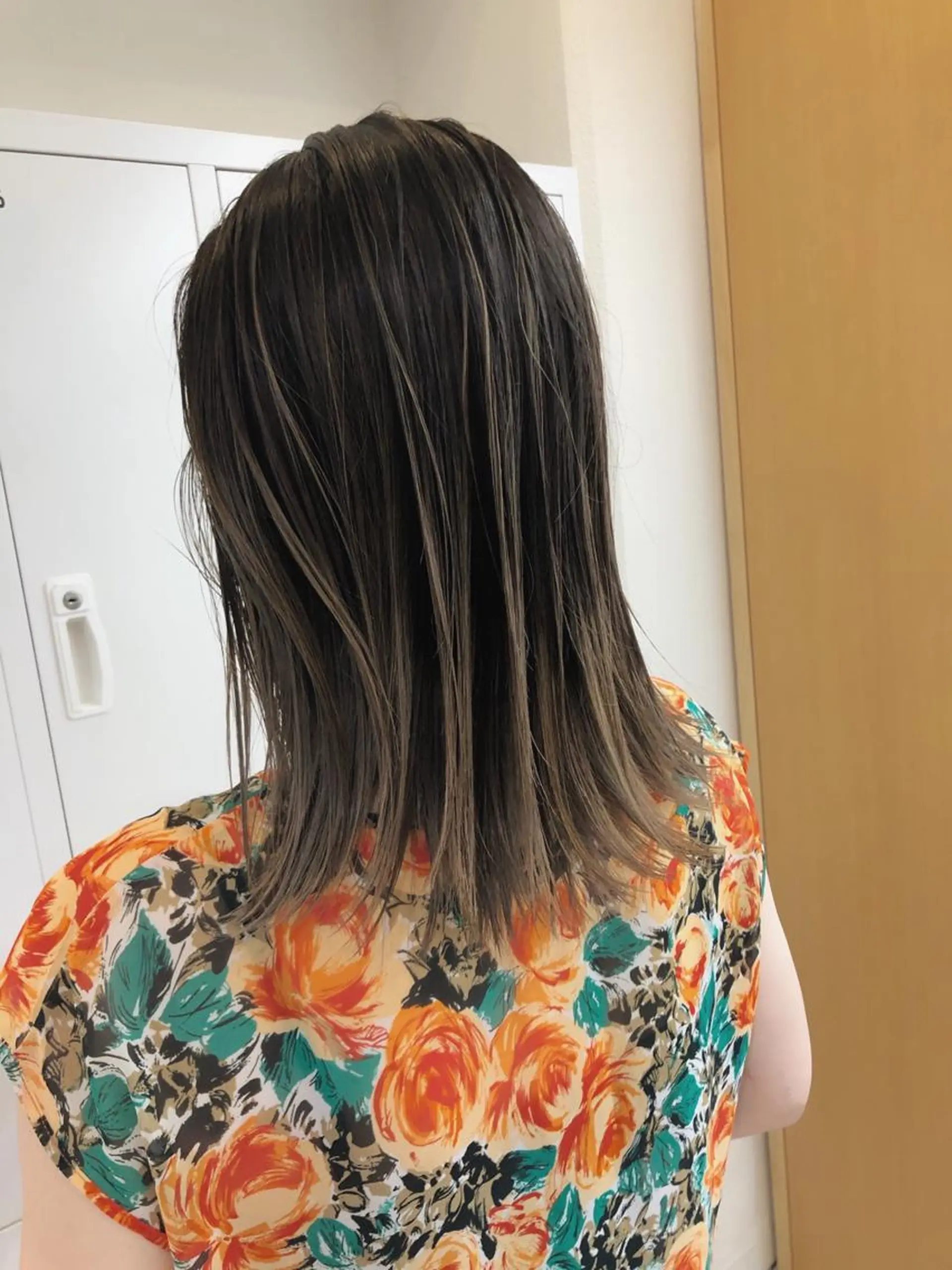 セミロング カラー ブリーチ ケアブリーチ ヘアカラー 山崎 俊介のヘアスタイル