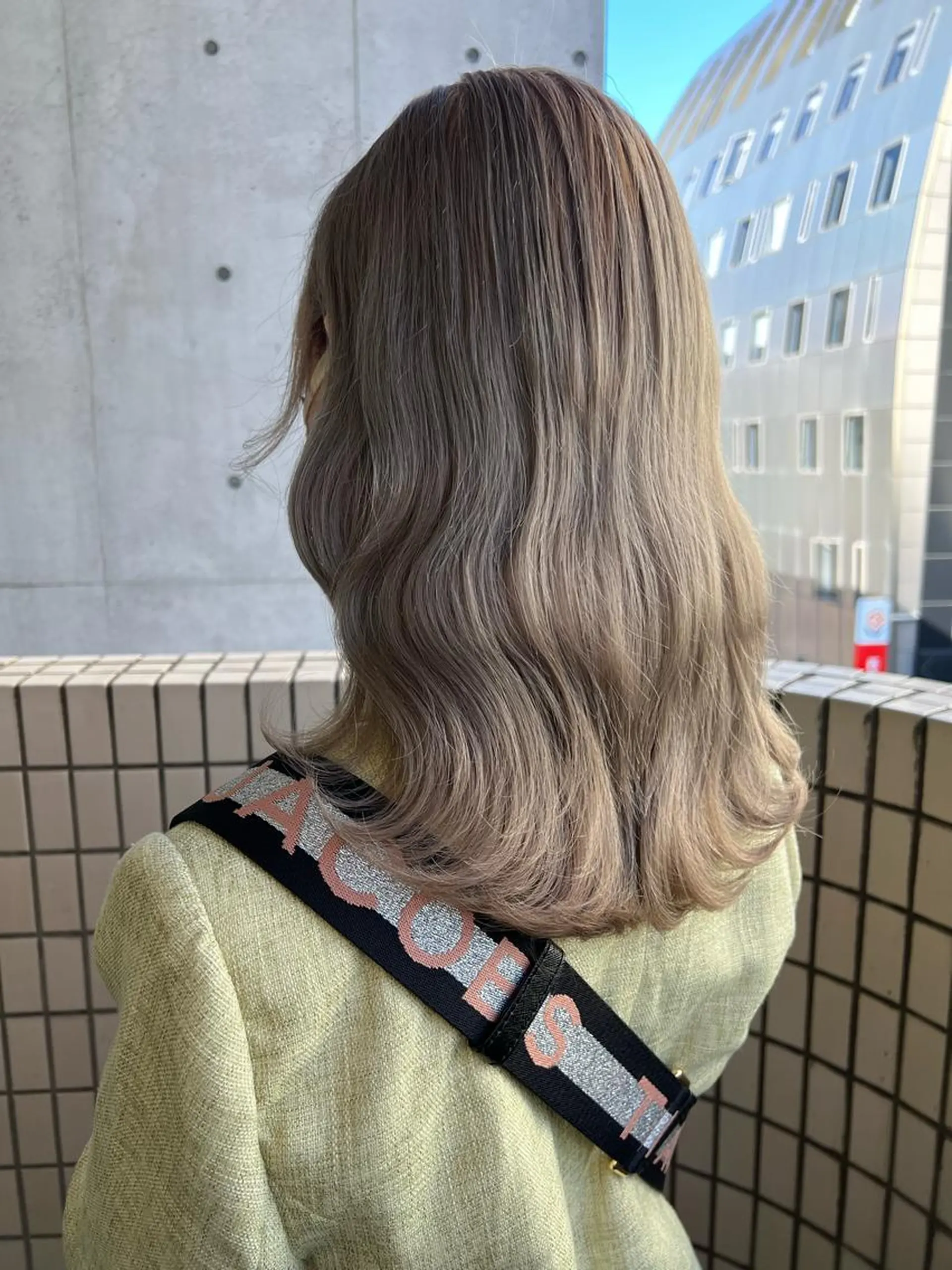 セミロング カラー ヘアカラー 韓国🇰🇷レイヤー 映える顔周り🩷のヘアスタイル